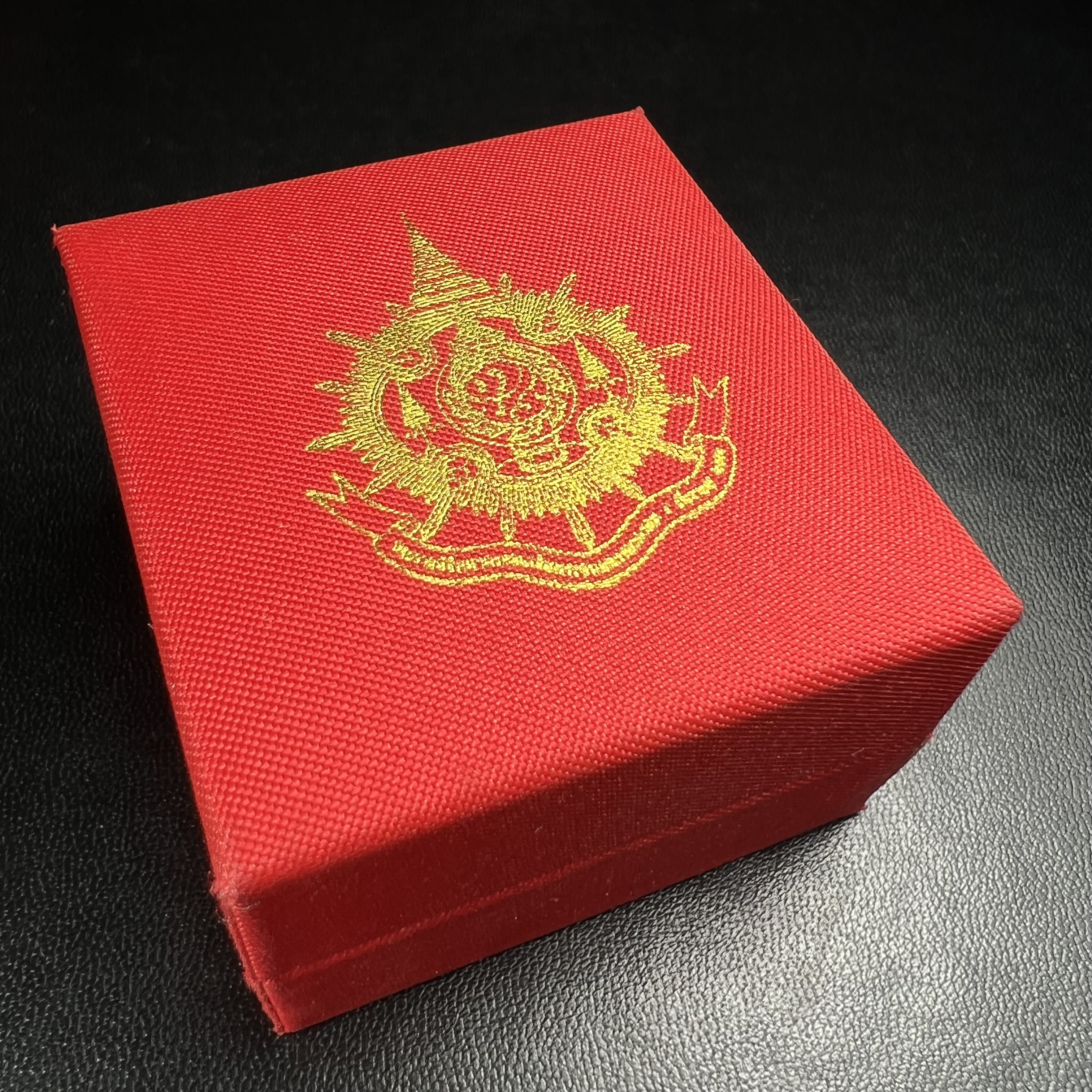 พระกริ่งไพรีพินาศ บรรจุเหล็กไหล ครั้งแรกและครั้งเดียวในประวัติศาสตร์ เฉลิมพระเกียรติ พระบาทสมเด็จพระเจ้าอยู่หัวรัชกาลที่9 พระชนมพรรษา 6 รอบ ปี2542 เนื้อนวโลหะผสมทองคำ(บรรจุเหล็กไหล)ดีนอก-ดีใน พิธีใหญ่ มวลสารเด่น (หายาก)