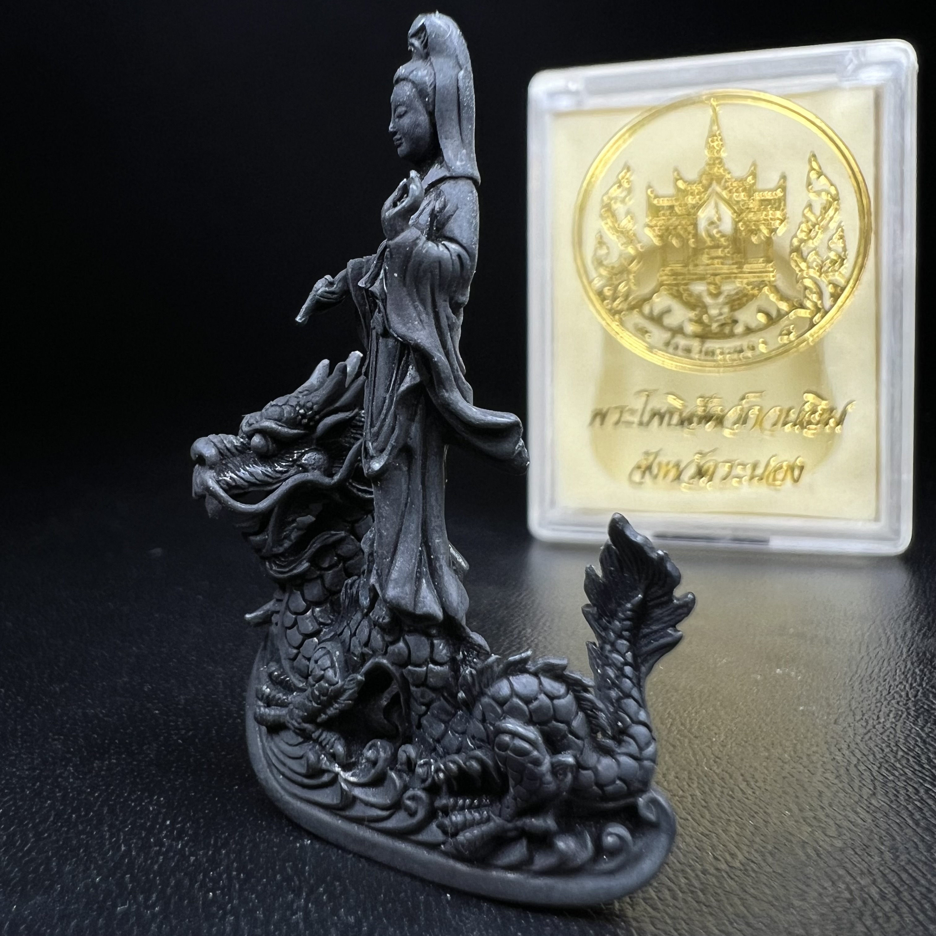 รูปหล่อลอยองค์พระโพธิสัตว์กวนอิม ทรงประทับมังกร จ.ระนอง พ.ศ.2539 เนื้อนวโลหะ พิมพ์ใหญ่(สวยงดงาม เข้มขลัง ทรงคุณค่า) เฉลิมฉลองในวโรกาสที่พระบาทสมเด็จพระเจ้าอยู่หัวทรงครองสิริราชสมบัติครบ 50 ปี(องค์หมายเลข๘๕๒๐)