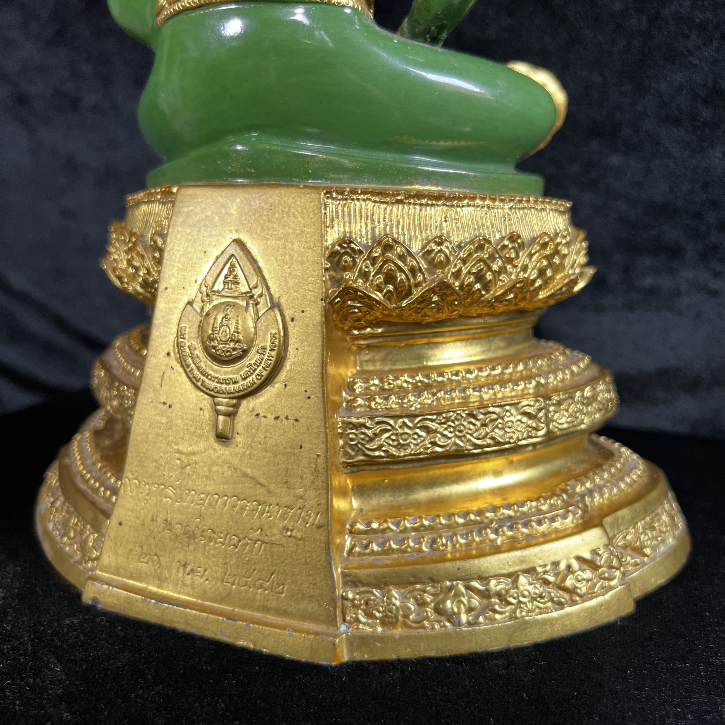 พระพุทธมหามณีรัตนปฏิมากร (จำลอง)พระแก้วมรกต วัดพุทธไทยถาวรวนาราม นครนิวยอร์ก ตรา ภปร. 6รอบ 72พรรษา ในหลวงรัชกาลที่9 ปี2542 ขนาดบูชาหน้าตัก 5นิ้ว หล่อเนื้อโลหะ(ในหลวงรัชกาลที่9 เสด็จเจิมพระสุหร่าย)(1ใน999องค์)