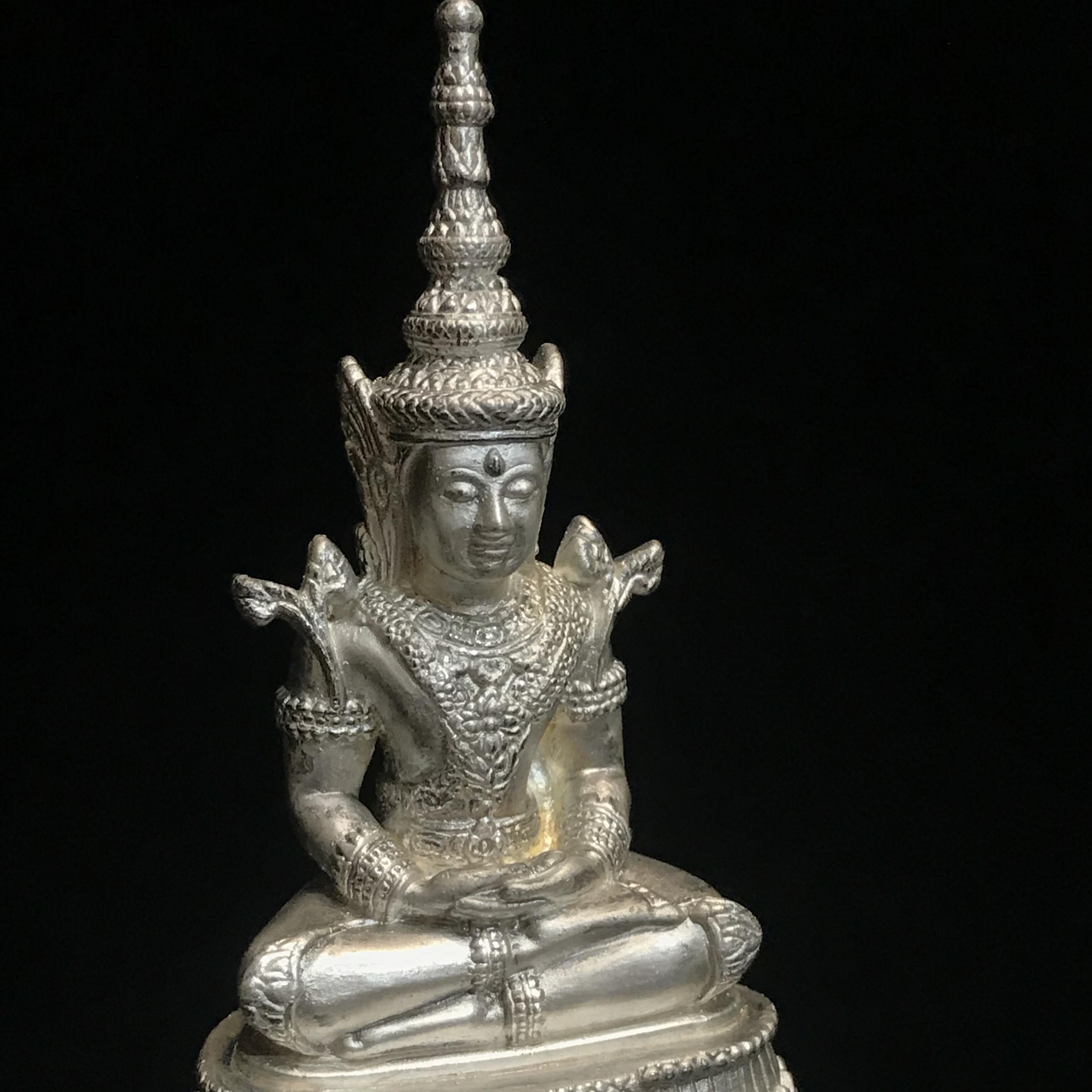 พระแก้วมรกต ภปร.(รุ่นแรก) ปี2545 รุ่นฉลองกรุงรัตนโกสินทร์ครบ 220 ปี หล่อลอยองค์ เนื้อเงิน ขนาดบูชา 50*90 มม. พร้อมฐานวางครอบแก้วเดิม(สวยงามและหายากมาก)