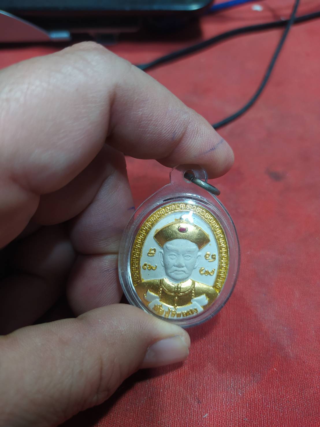 เหรียญพ่อปู่ยี่กอฮง เนื้อผงขาวปิดทองเลี่ยมกรอบ
