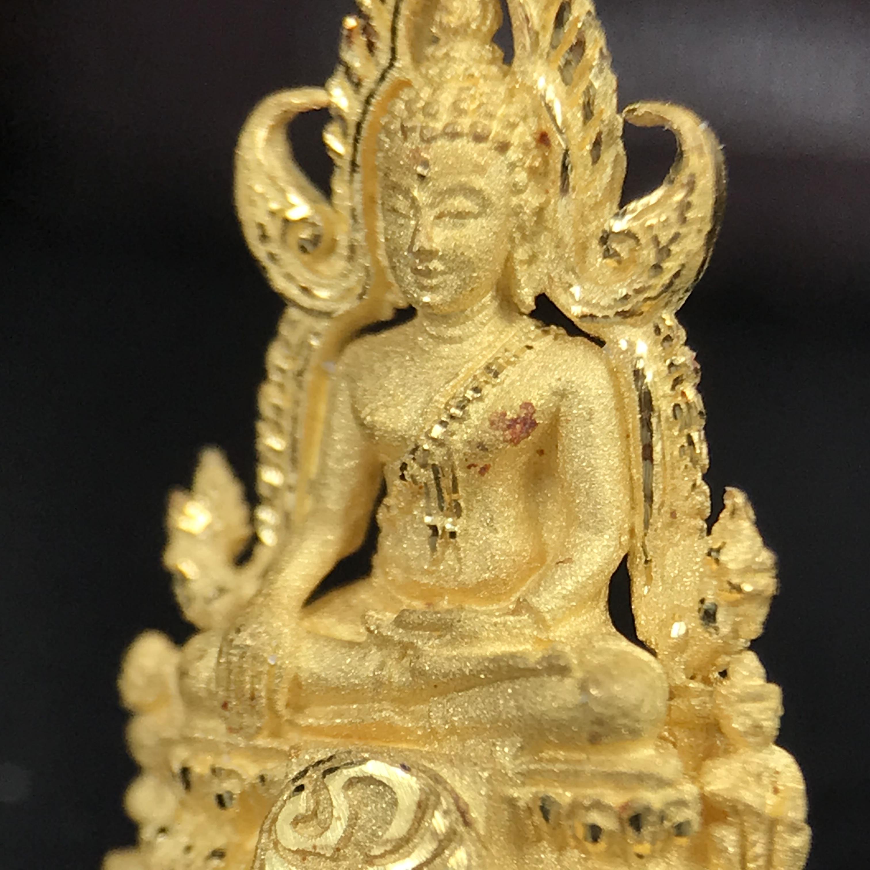 พระพุทธชินราช ภปร. โครงการ "เพราะแผ่นดินนี้ คือ แผ่นดินเกิด" ปี 2548(รุ่นแรก) ลอยองค์เนื้อทองคำบริสุทธิ์ 96.5% (น้ำหนัก 2.5 กรัม) หน้าตัก 1/4 นิ้ว (ขนาด 1.6 x1.1 ซม.) พุทธศิลป์งดงามทรงคุณค่า รุ่นยอดนิยม