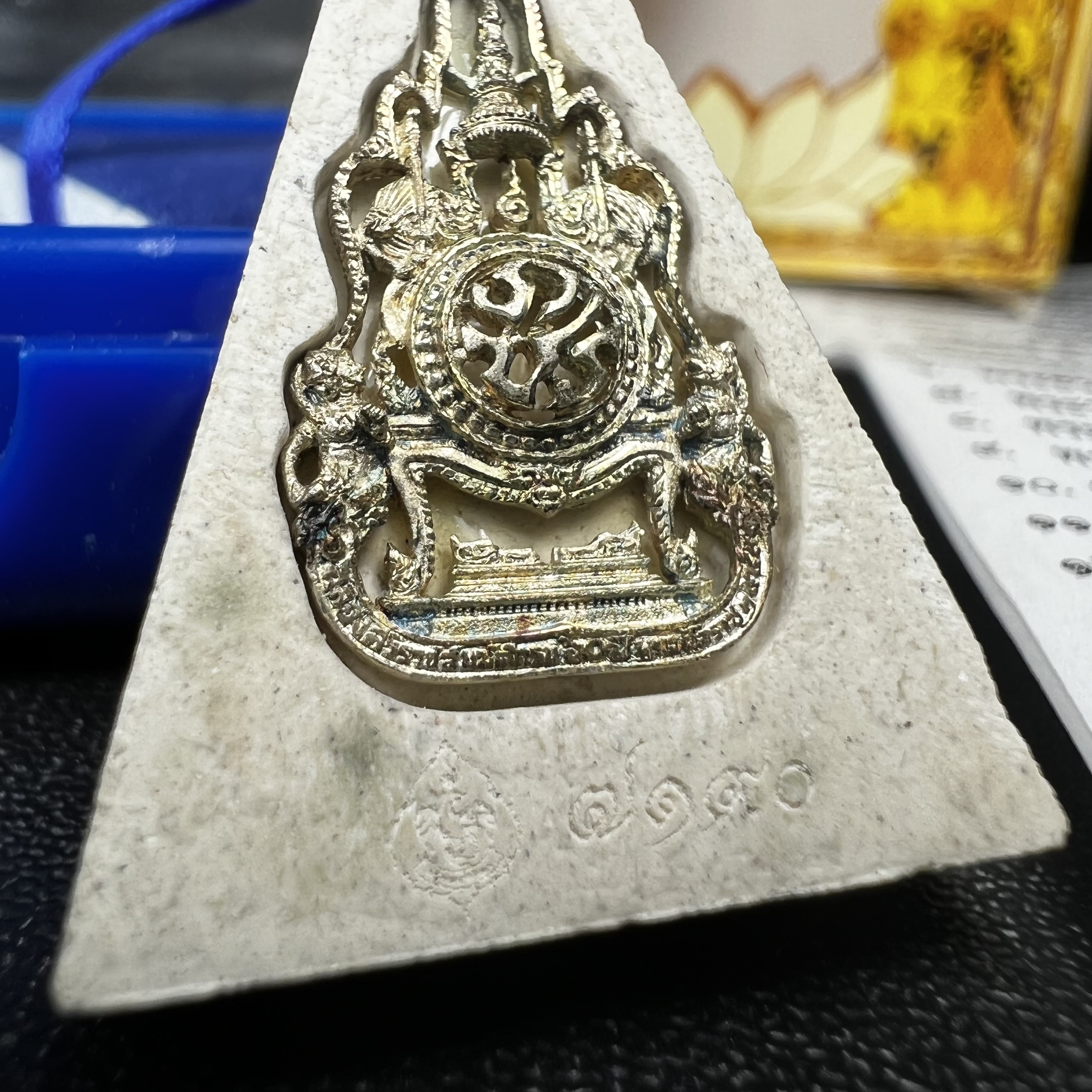 พระแก้วมรกต(จำลอง)ทรงเครื่องฤดูร้อน พระผงบูชา ด้านหน้าปิดทอง ด้านหลังตราสัญลักษณ์ฉลองสิริราชสมบัติครบ 60ปี เนื้อเงิน(รุ่นนี้ได้พระราชทานเส้นพระเจ้า(เส้นผม)รัชกาลที่9ในการจัดสร้าง)