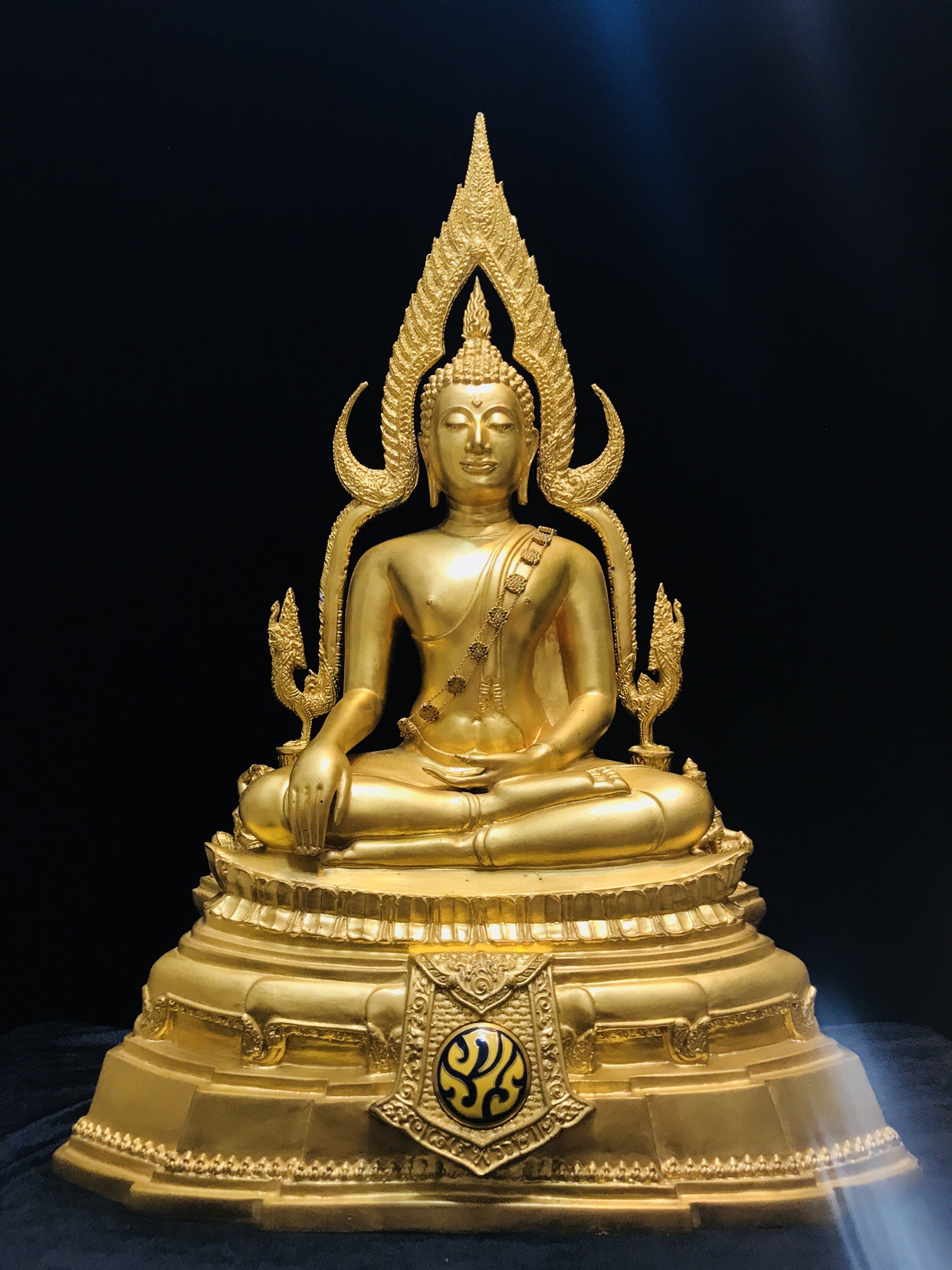 พระพุทธชินราช(จำลอง)ภปร. 84พรรษา เนื้อโลหะ ลงรักปิดทอง 100% ขนาดหน้าตัก 9 นิ้ว(ใต้ฐานบรรจุพระพุทธชินราชเนื้อผงพระราชทานมวลสาร จิตรลดาและเส้นพระเจ้า(เส้นผม))