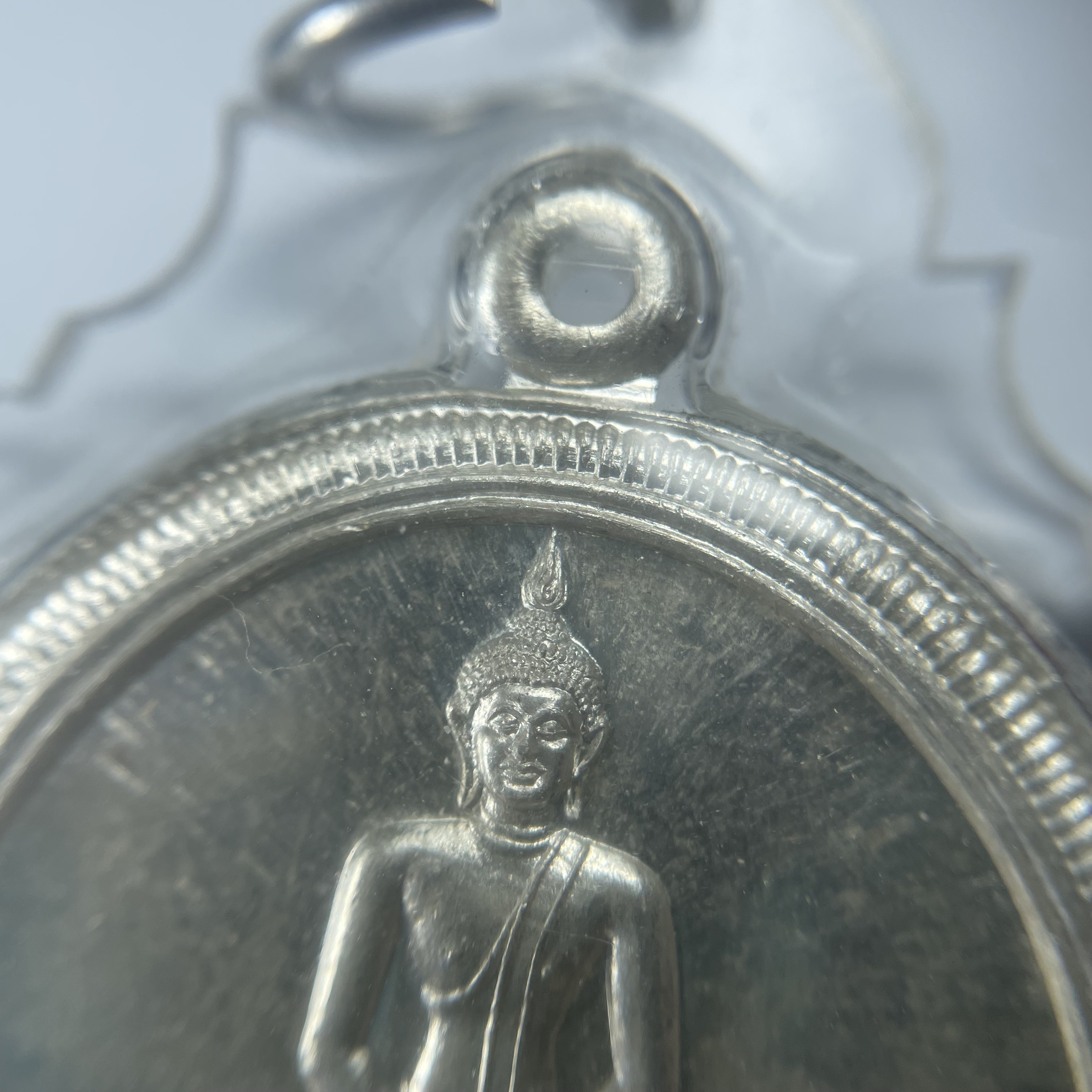 เหรียญพระพุทธสิหิงค์ ภปร. รุ่นมหาลัยธรรมศาสตร์ 60ปี พ.ศ.2537 พิมพ์ใหญ่+พิมพ์เล็ก เนื้อเงินผิวเดิม(ในหลวงรัชกาลที่9เสด็จในพิธี)(หลวงตามหาบัวร่วมปลุกเสก)