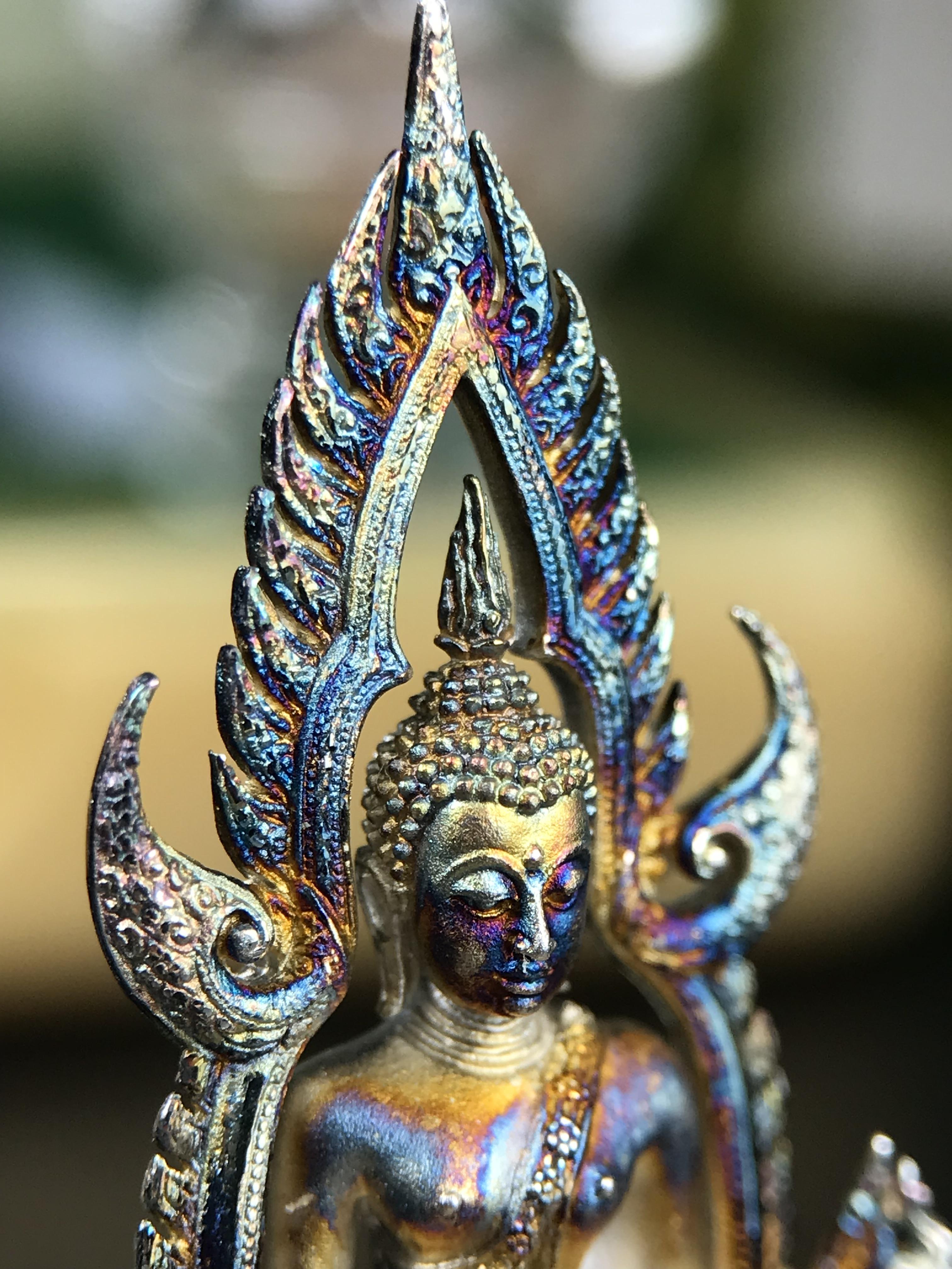 พระพุทธชินราช ภปร. 84 พรรษา ปี 2554 พิมพ์กลางขนาดหน้าตัก 1/2 นิ้ว(สูง 3.8 ซม.) เนื้อเงินชุบทองคำขาว(สภาพผิวเดิมสวย ขึ้นสีรุ้งธรรมชาติ แบบนิยม สวยมาก) (พระราชทานมวลสาร จิตรลดาและเส้นพระเจ้า(เส้นผม)รัชกาลที่9)พุทธศิลป์ทรงคุณค่าอีกหนึ่งรุ่นยอดนิยม