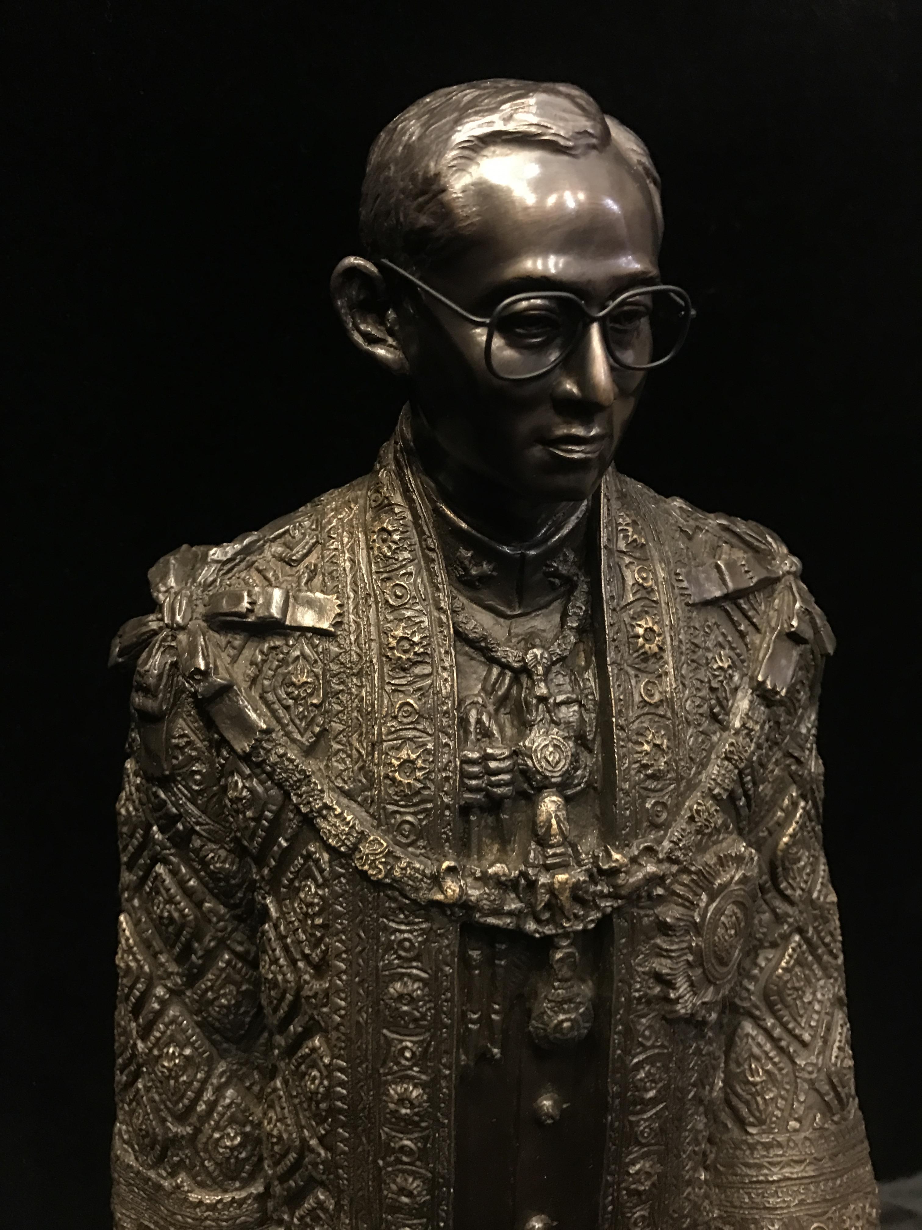 พระบรมรูปจำลองในหลวง รัชกาลที่ ๙ จัดสร้างโดย สมาคมศิษย์เก่าวิทยาศาสตร์ จุฬาลงกรณ์มหาวิทยาลัยและคณะวิทยาศาสตร์ จุฬาลงกรณ์มหาวิทยาลัย ปี2539(พร้อมกล่องบรรจุเดิมและใบรับรองจากผู้จัดสร้าง)