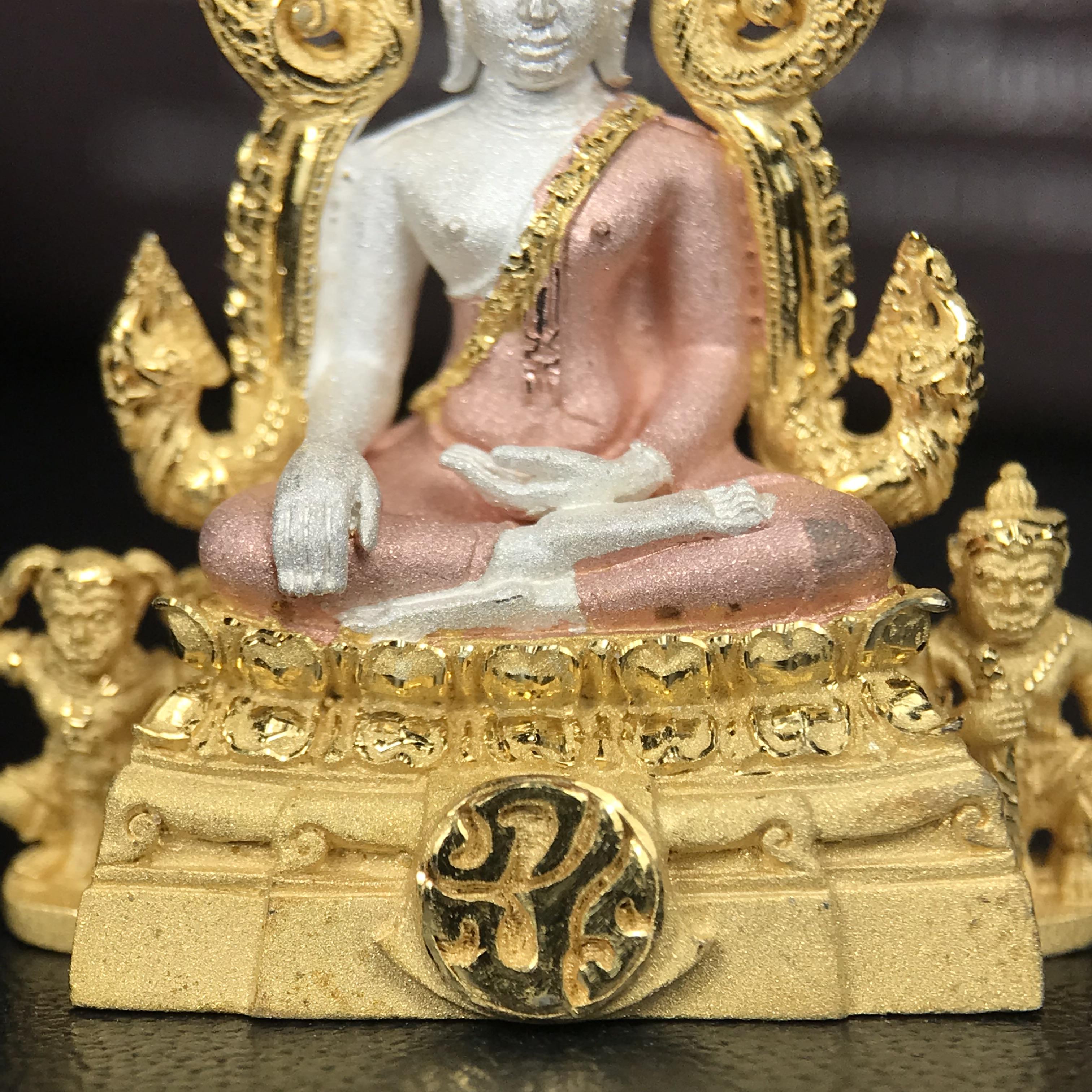 พระพุทธชินราช ภปร. โครงการ "เพราะแผ่นดินนี้ คือ แผ่นดินเกิด" ปี 2548(รุ่นแรก) ลอยองค์เนื้อเงินสามกษัตริย์ หน้าตัก 1/2 นิ้ว (ขนาด 3.5 x 2.5 ซม.) พุทธศิลป์งดงามทรงคุณค่า รุ่นยอดนิยม