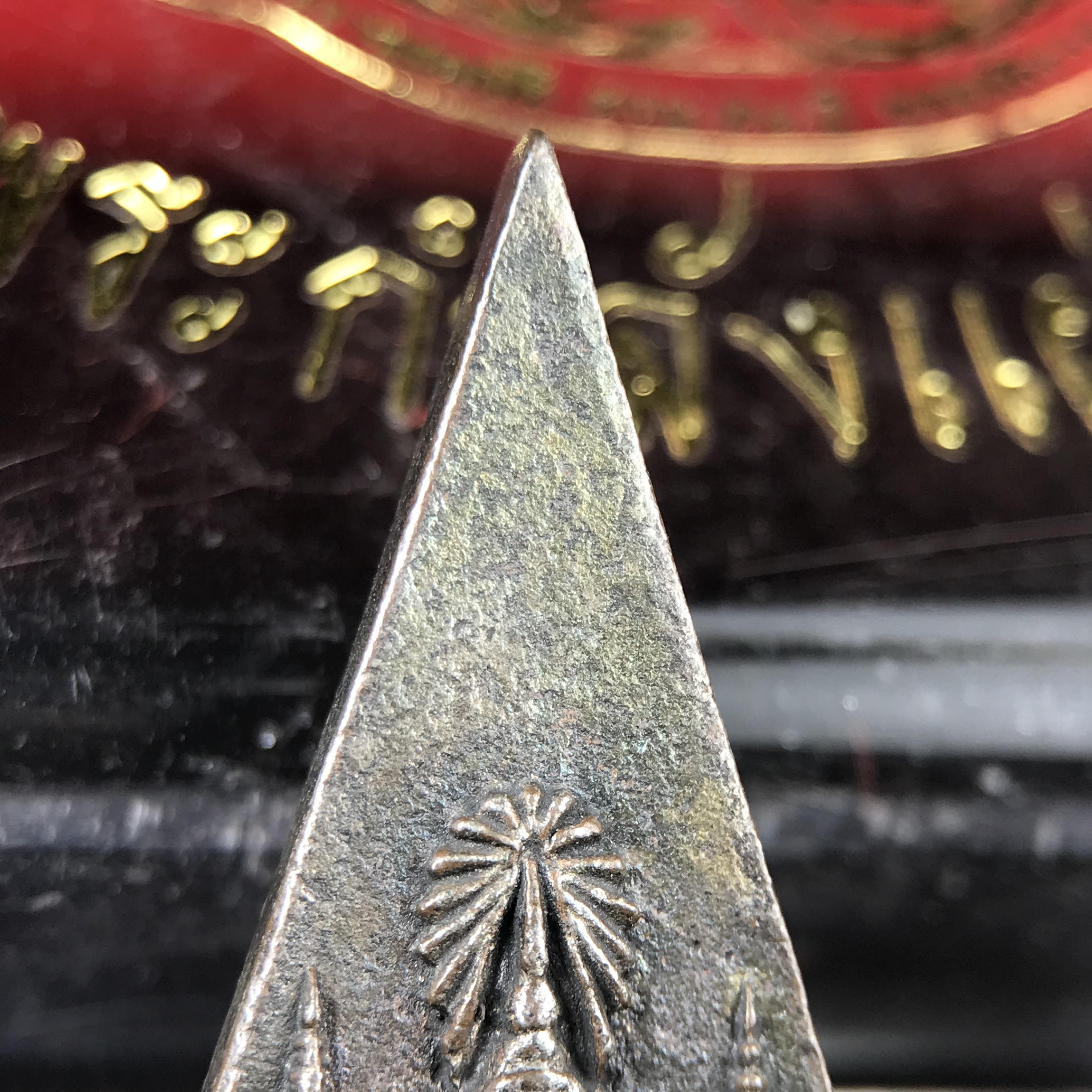 พระกำลังแผ่นดิน (สมเด็จจิตรลดา2) จัดสร้างเฉลิมพระเกียรติ ร.9 ครองราชย์ 50 ปี 2539 เนื้อนวโลหะ+เนื้อนวโลหะ(1ชุดรวม2องค์)(สร้างน้อยหายาก)พร้อมกล่องบรรจุเดิมครบสมบูรณ์(1ใน2539องค์)