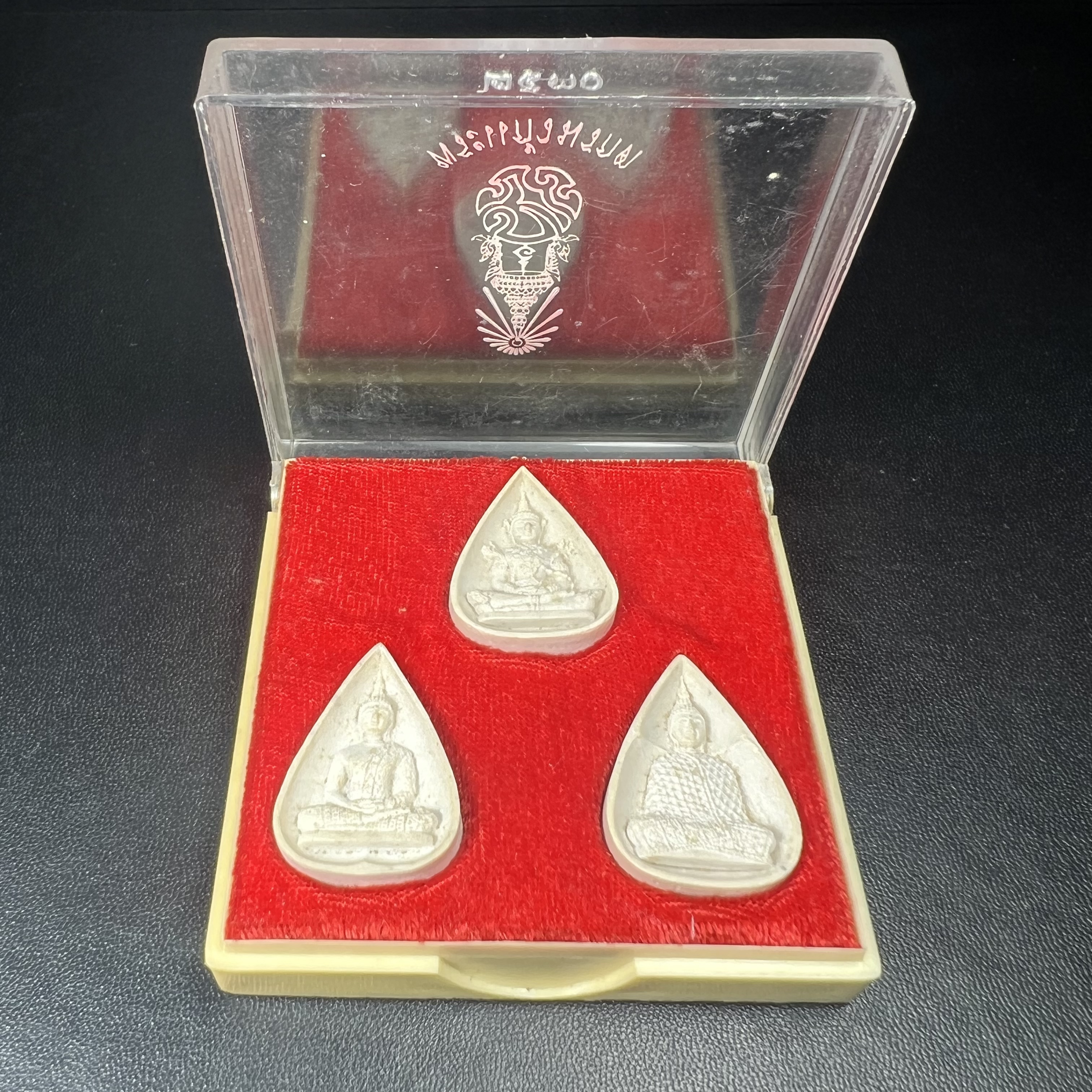 พระแก้วมรกต หลัง ภปร. เนื้อผง ปี2530 พระดี พิธีใหญ่ ประกอบพิธีพุทธาภิเษกพร้อมกับพิธีพระกริ่งปวเรศ ปี2530 วัดบวรนิเวศและวัดพระแก้ว(ครบชุดสามฤดูกล่องเดิมครบ)หายาก