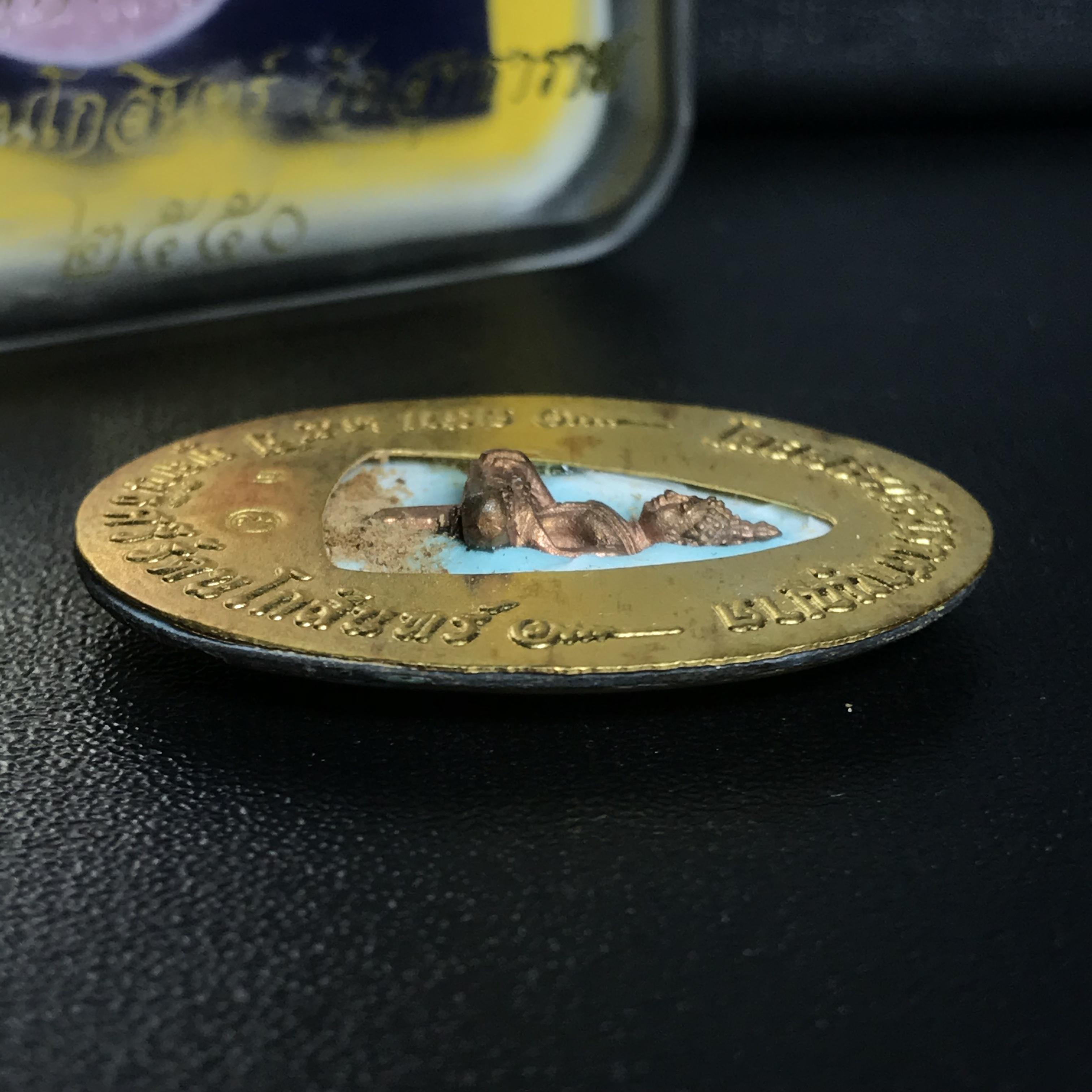 ล็อกเกตในหลวงรัชกาลที่9 ที่ระลึกครบ 25 ปี มูลนิธิศรีรัตนโกสินทร์ วัดสุทธาราม พ.ศ. 2550 พิมพ์ทรงวงรีรูปไข่ใหญ่ ฉากสีทอง หลังปิดแผ่นทองคำ ฝังพระยอดธง บรรจุมวลสารจิตรลดาและเกศาในหลวง ร.9 (หมายเลข 3)(นัมเบอร์สวยเลขตัวเดียว)(นิยมหายากสุด)(1 ใน 422 องค์)