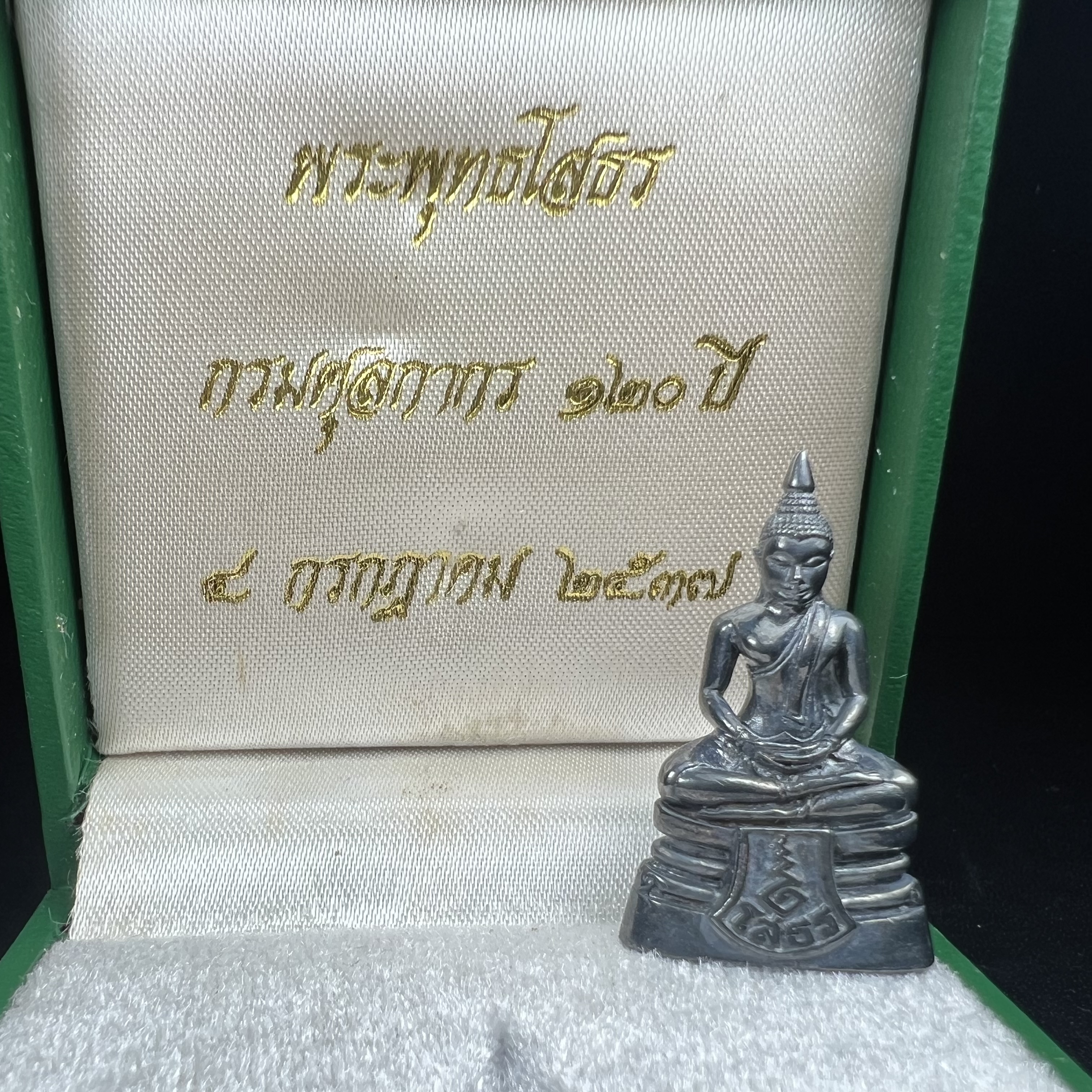 พระพุทธโสธร รุ่น กศก. 120 ปี เนื่องในโอกาสครบ 120 ปี กรมศุลกากร กระทรวงการคลัง จัดสร้าง ปี 2537 เนื้อเงินบริสุทธิ์ 99.9% ผิวขัดเงาลงดำ(งานบริษัท แพรนด้า จิวเวลรี่)สวยงดงาม ทรงคุณค่า