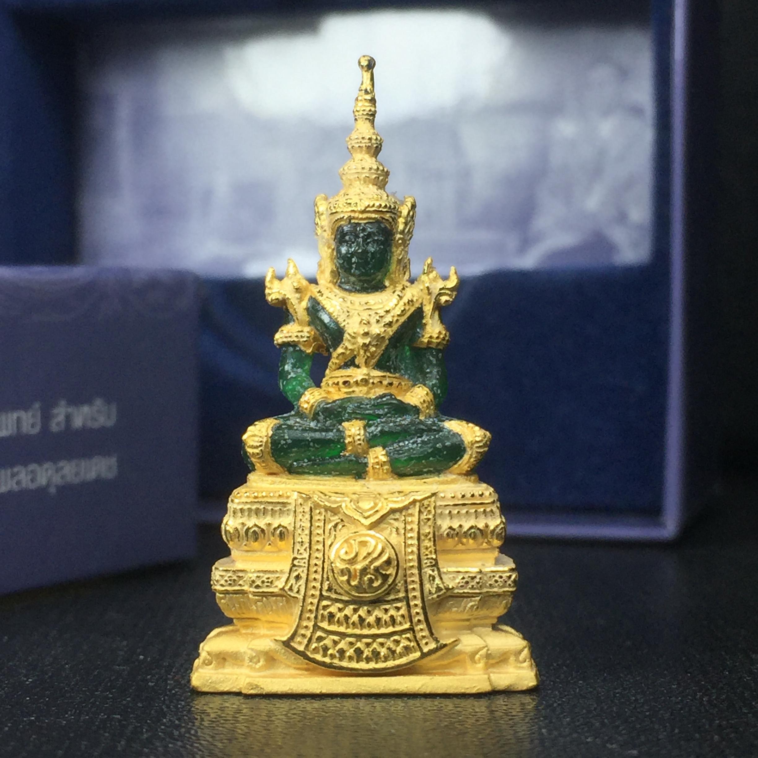พระแก้วมรกต ภปร. ปี2547 จัดสร้างโดย รพ.ภูมิพลฯ ลอยองค์ หน้าตัก 1/2 นิ้ว เนื้อเรซิ่นหุ้มทองคำ99.99%