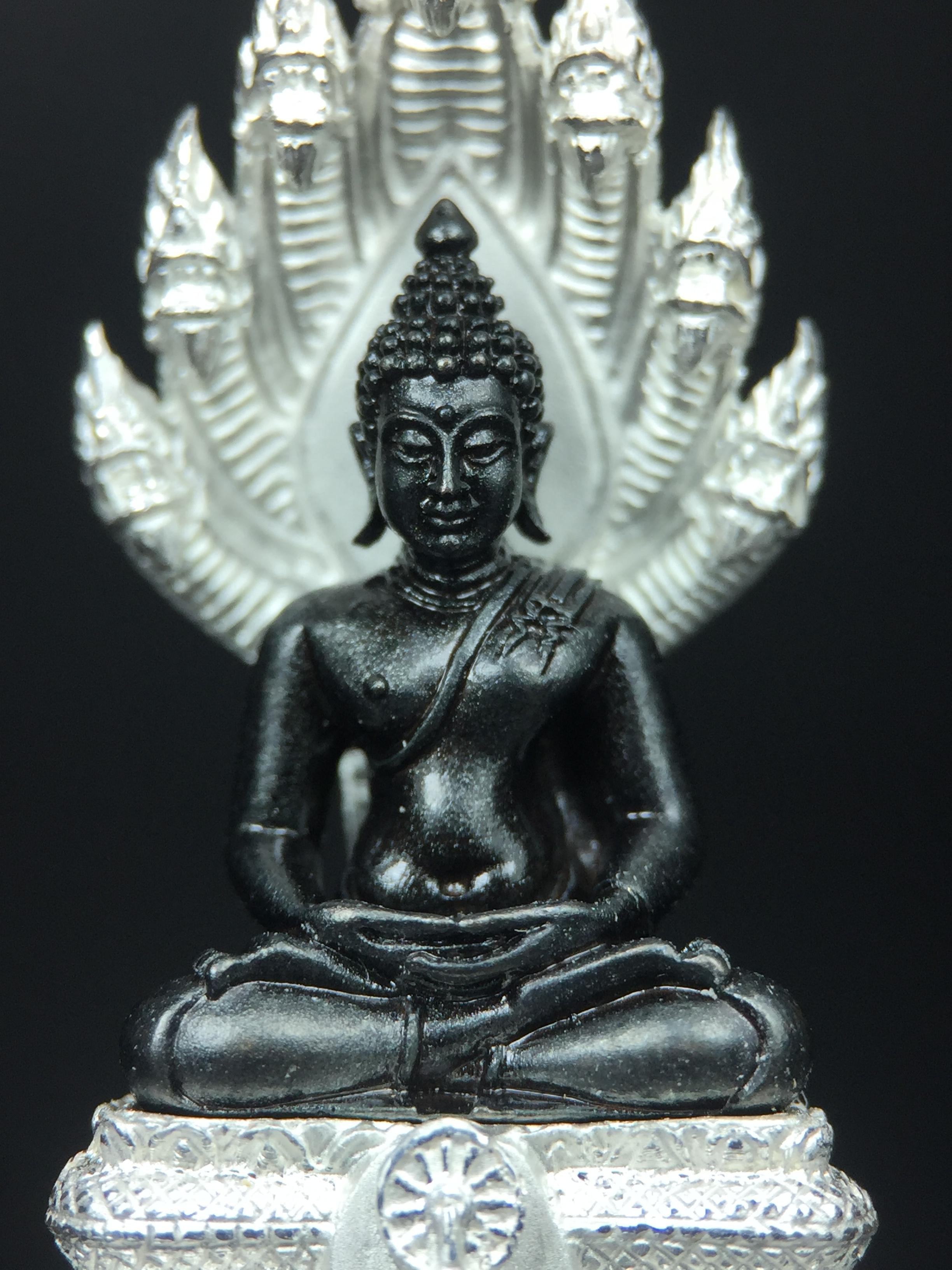 พระนาคปรก สธ. รุ่นสร้างพระอุโบสถเฉลิมพระเกียรติ 4 รอบ 84 พรรษา สมเด็จพระเทพรัตนราชสุดาฯ วัดบวรนิเวศวิหาร ปี 2543 พิมพ์ใหญ่ องค์พระเนื้อนวโลหะ ฐานนาคปรกเนื้อเงิน(สภาพ สวย )พิธีใหญ่ พุทธศิลป์งดงาม หายาก (1 ใน 1999 องค์)