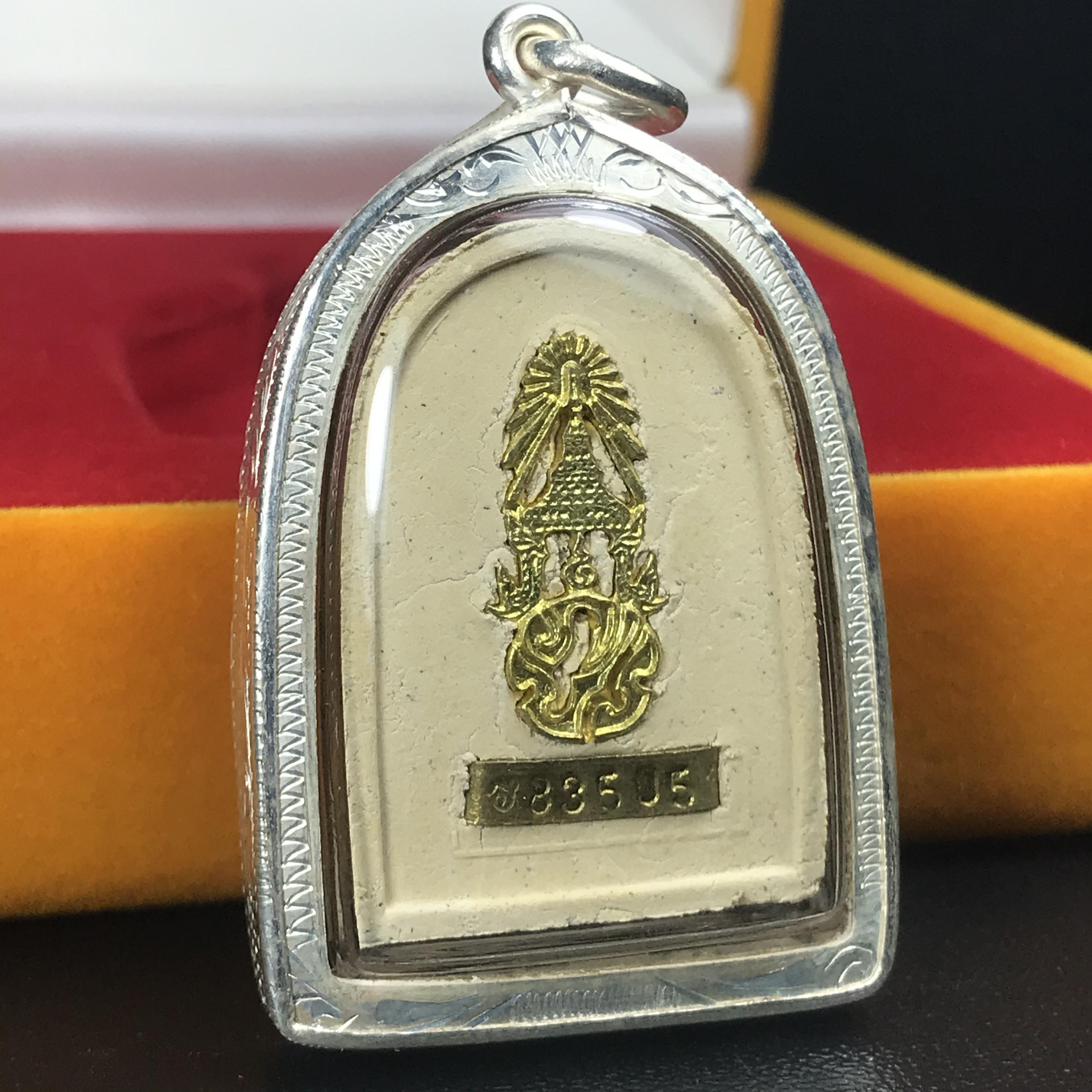 พระหลวงปู่ทวด ภปร.ปี2547 (พระชุดกรรมการ)ทรงกลีบขนุน เนื้อผงสมเด็จฯ(โรยผงตะไบ ชนวนเก่า) เลี่ยมกรอบเนื้อเงินแท้(95%)