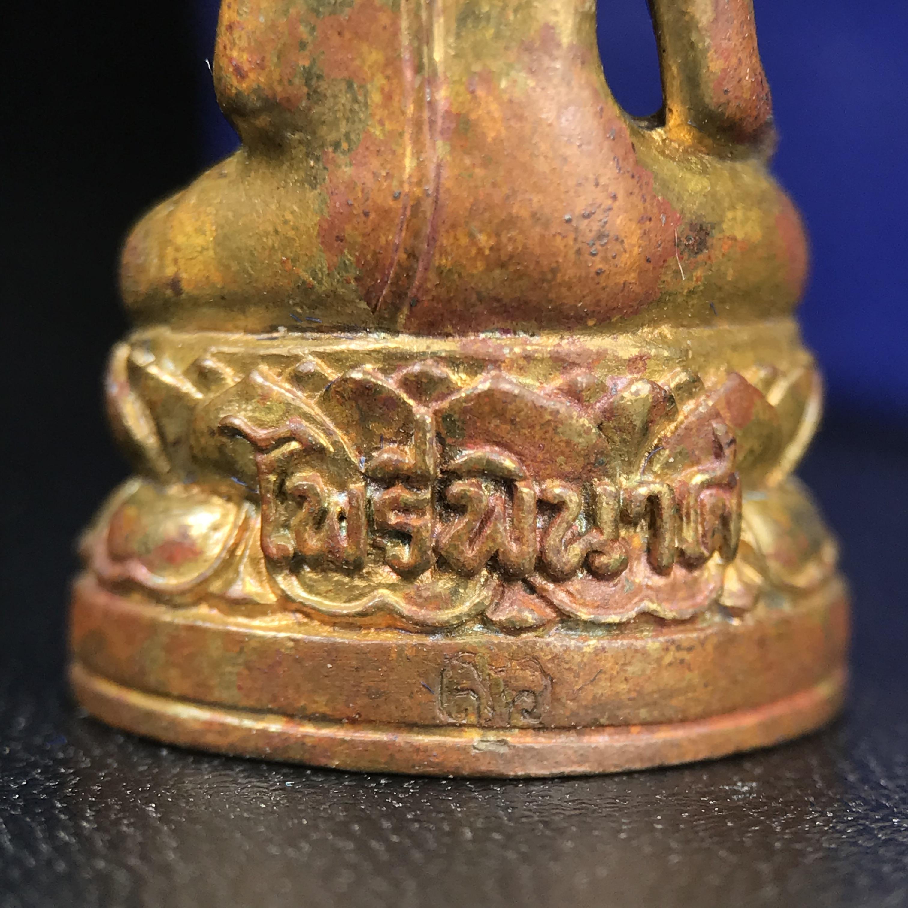 พระกริ่งไพรีพินาศ บรรจุเหล็กไหล ครั้งแรกและครั้งเดียวในประวัติศาสตร์ เฉลิมพระเกียรติ พระบาทสมเด็จพระเจ้าอยู่หัวรัชกาลที่9 พระชนมพรรษา 6 รอบ ปี2542 เนื้อสัมฤทธิ์(บรรจุเหล็กไหล)ดีนอก-ดีใน พิธีใหญ่ มวลสารเด่น (หายาก)***กล่องบรรจุเก่าชำรุดตามรูป***