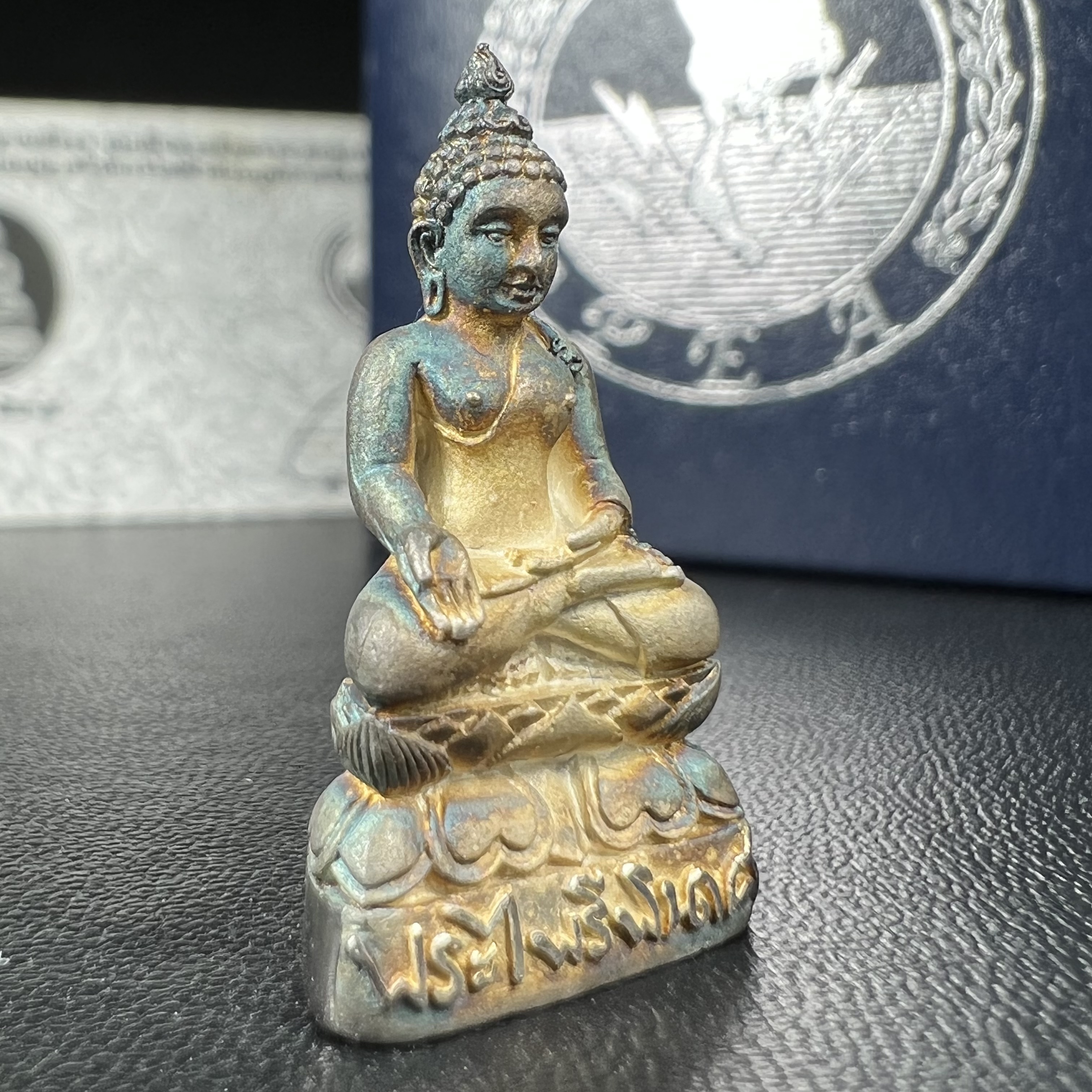 พระกริ่งไพรีพินาศ วัดบวรนิเวศวิหาร ปี2538 การไฟฟ้าส่วนภูมิภาคจัดสร้าง เนื้อเงิน(สภาพผิวเดิม ขึ้นสีรุ้งธรรมชาติ สวยแบบนิยม)พร้อมกล่องบรรจุเดิมและการ์ดใบรับรองเดิมครบสมบูรณ์ หมายเลข 1768