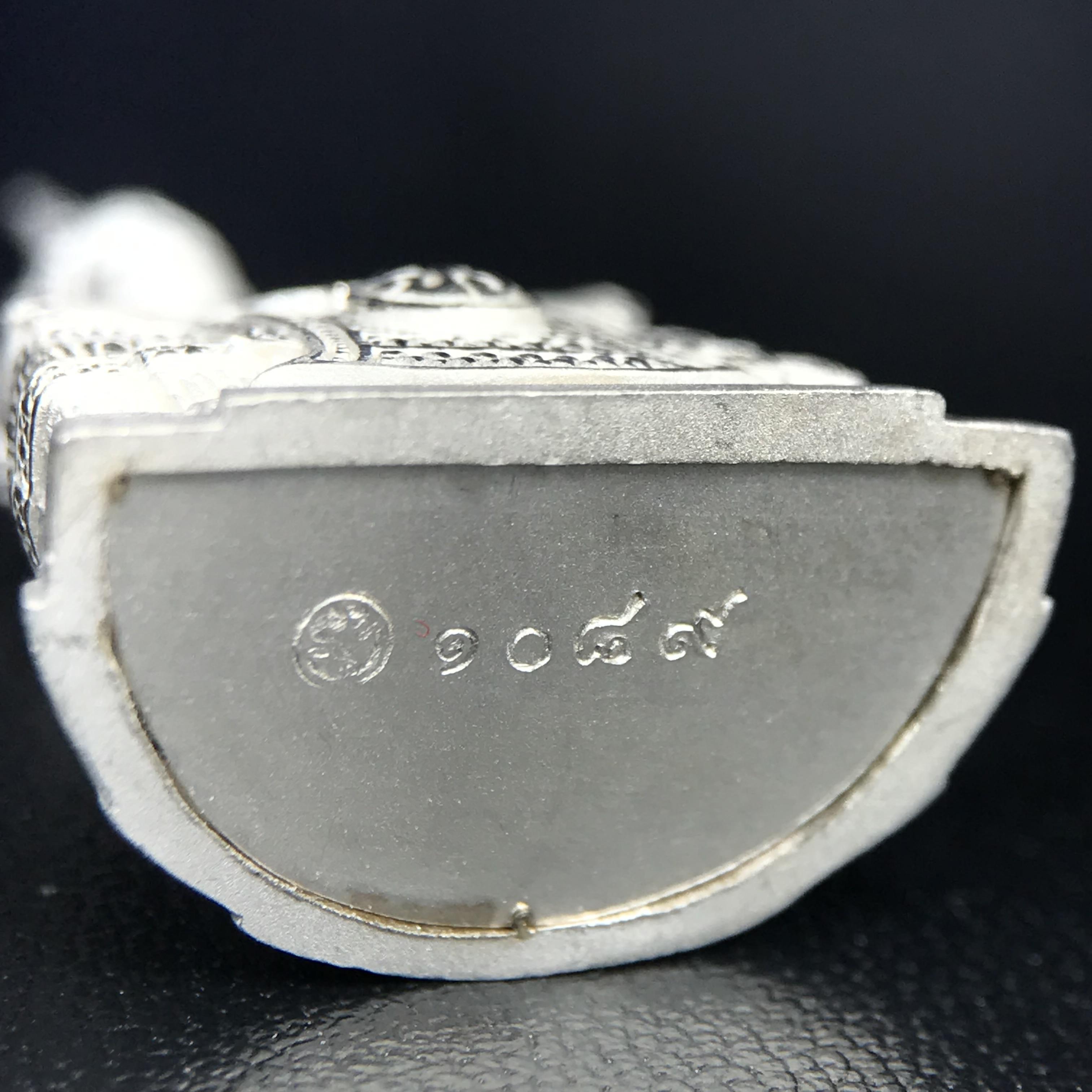 พระแก้วมรกต ภปร. ปี 2547 จัดสร้างโดยโรงพยาบาลภูมิพลอดุลยเดช เนื้อเงิน ลอยองค์ หน้าตัก 1/2 นิ้ว พิธีมหามังคาภิเษก ณ พระอุโบสถวัดพระศรีรัตนศาสดาราม(วัดพระแก้ว) งดงามทรงคุณค่าอีกหนึ่งรุ่นยอดนิยม หายาก(เลขสวยผมรวมได้เก้า หมายเลข ๑๐๘๙)(1ใน3000องค์)