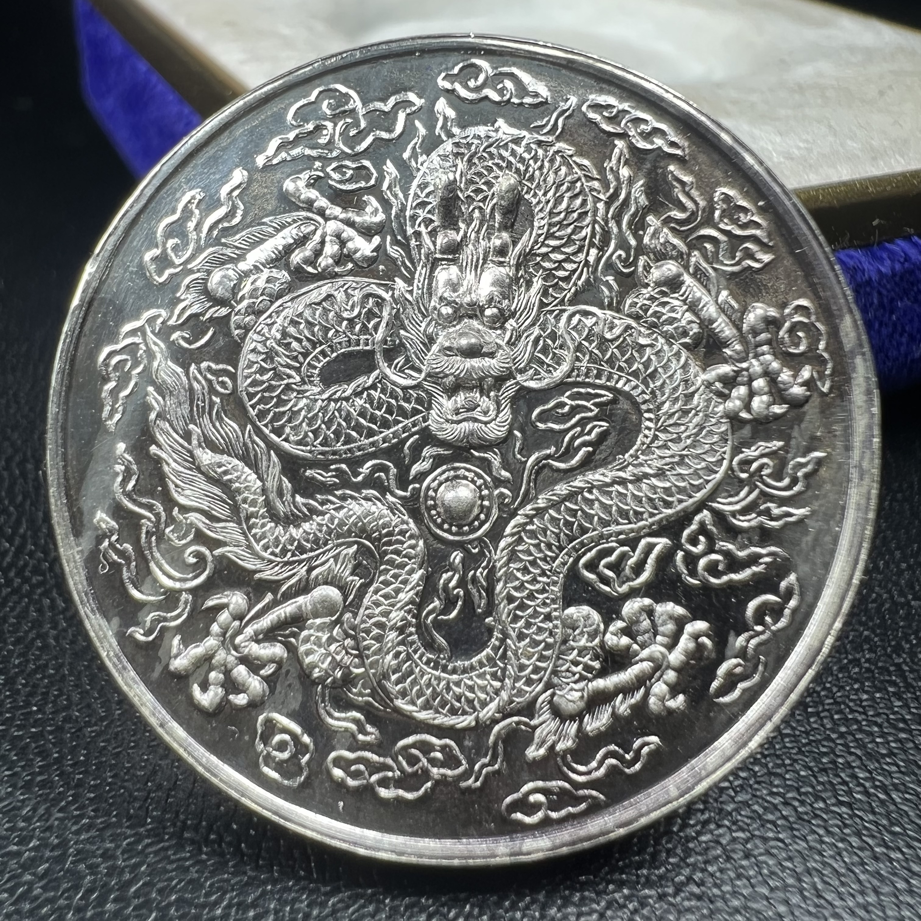 เหรียญพระอวโลกิเตศวร เจ้าแม่กวนอิมหลังมังกรคาบลูกแก้ว พระเทพกวี สมเด็จพระวันรัต วัดบวรนิเวศวิหาร กทม. ปี2536 ปลุกเสกพิธีใหญ่ ตอกโค๊ตขอบเหรียญ เนื้อเงินขัดเงาพ่นทราย ขนาด 3 ซม. พร้อมกล่องบรรจุเดิมครบ สภาพสวย