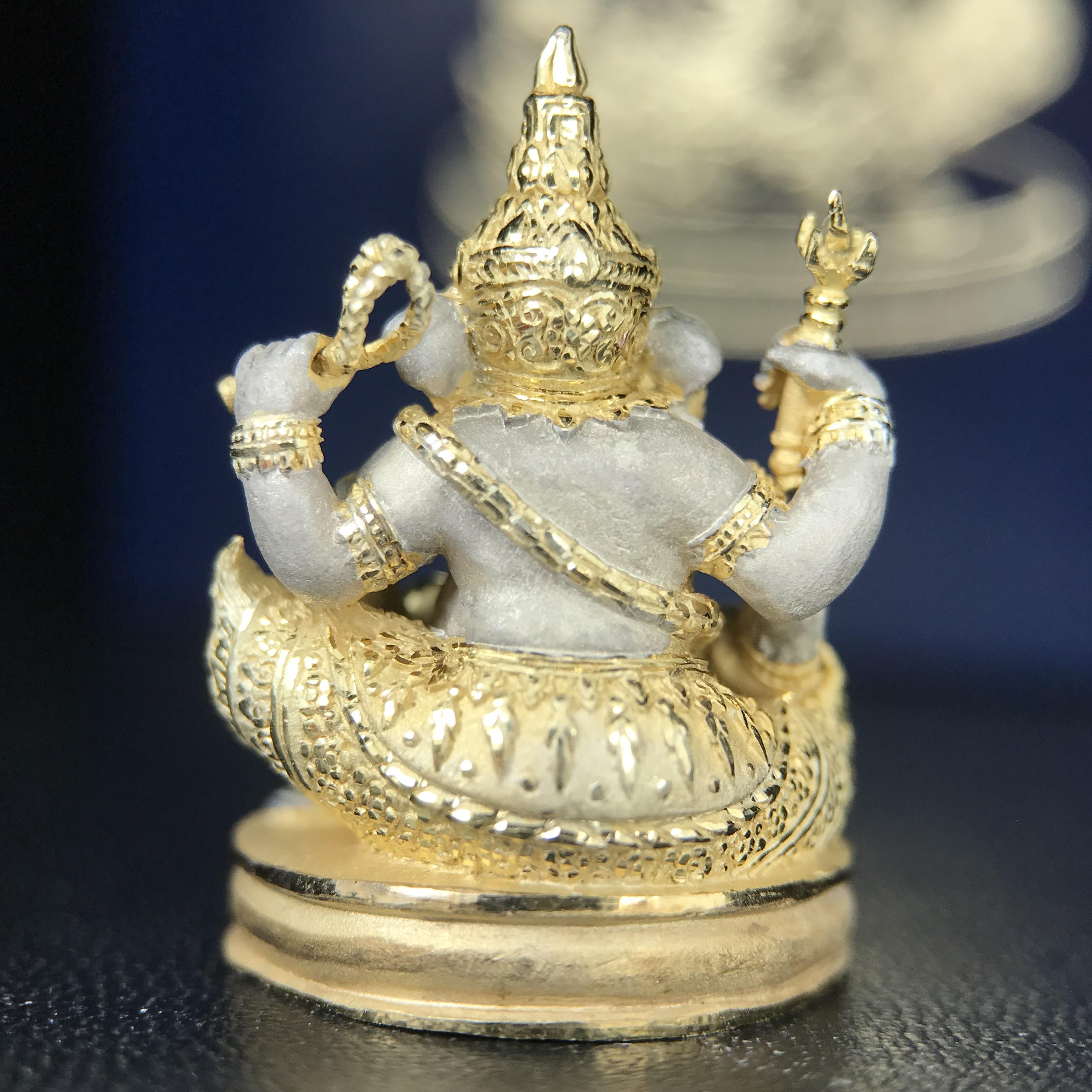 พระพิฆเนศ เทวสถานโบสถ์พราหมณ์ ปี 2539 รูปหล่อลอยองค์พระพิฆเณศวร เนื้อเงินสามกษัตริย์ ฝังพลอยน้ำเงิน(พ่นทรายขัดเงาบางส่วน) พิมพ์ใหญ่ขนาดประมาณ 1.8 * 2.5 ซม. ผลิตโดย บ.แพรนด้า จิวเวลรี่( พิธีใหญ่ พุทธศิลป์งดงาม)อีกหนึ่งรุ่นยอดนิยม (1 ใน 4999 องค์)หายาก