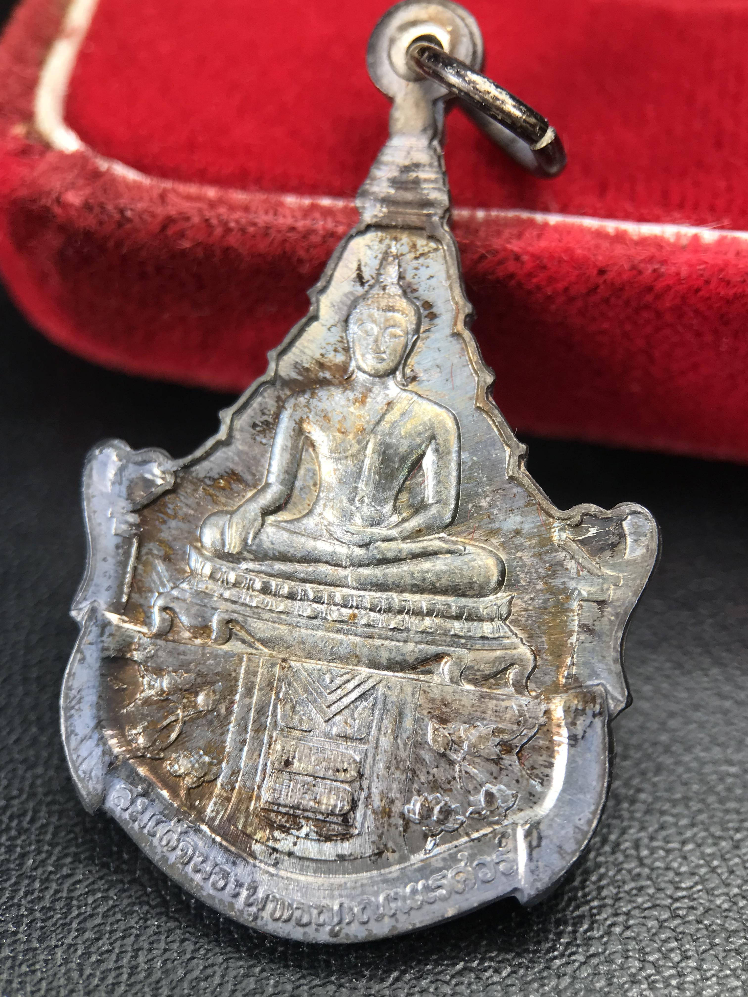 เหรียญพระพุทธญาณนเรศวร์ รุ่นแรก หลังพระปรมาภิไธย ภปร.และ สก.วัดญาณสังวราราม จ.ชลบุรี ปี 2527 เนื้อเงิน(ผิวเดิม ขึ้นรุ้งผิวน้ำทองกระจายทั่วเหรียญสวยมาก)ขนาด 2.3 x 3.8 ซม. พร้อมกล่องเดิม สมเด็จพระญาณสังวร ประธานในพิธีมหาพุทธาภิเษก(เนื้อเงินพบเจอน้อย หายาก)