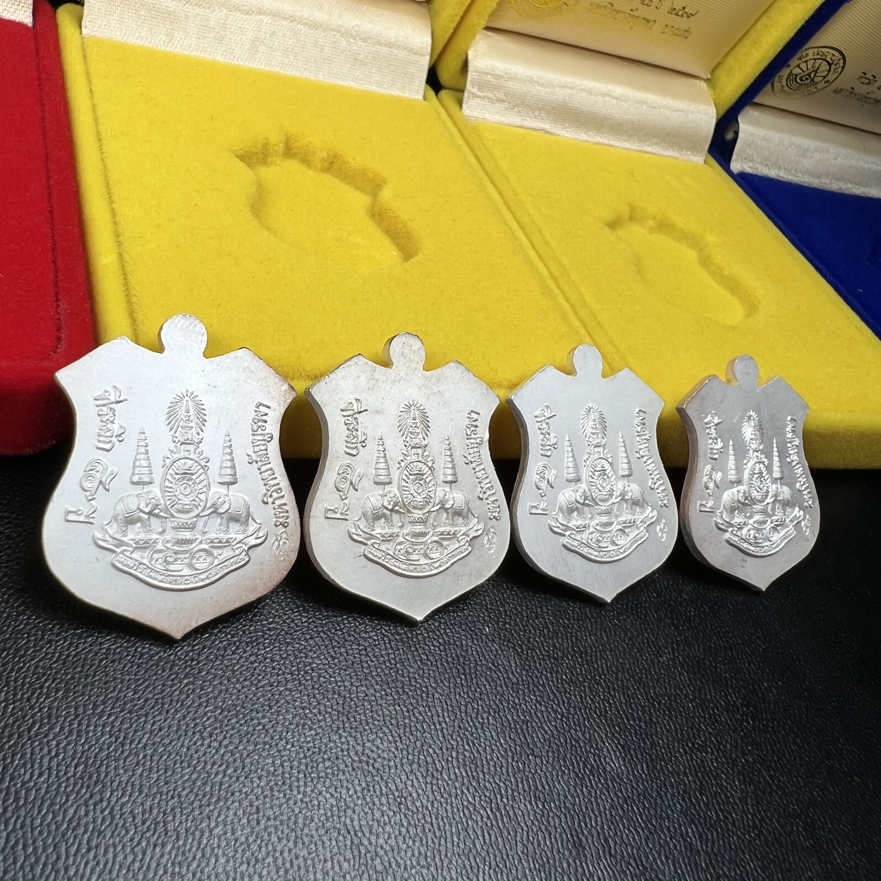 เหรียญหลวงพ่อโสธร ภปร. รุ่นกาญจนาภิเษก จัดสร้างในมงคลวโรกาสที่พระบาทสมเด็จพระเจ้าอยู่หัวรัชกาลที่9 เสด็จเถลิงถวัลย์สิริราชสมบัติ ครบ 50 ปี ในพุทธศักราช 2539 เนื้อเงินลงยา(สีแดง สีเหลือง สีน้ำเงิน สีเขียว)ครบชุดรวม 4 เหรียญ(พิธีใหญ่เข้มขลัง)1 ใน 9950 ชุด