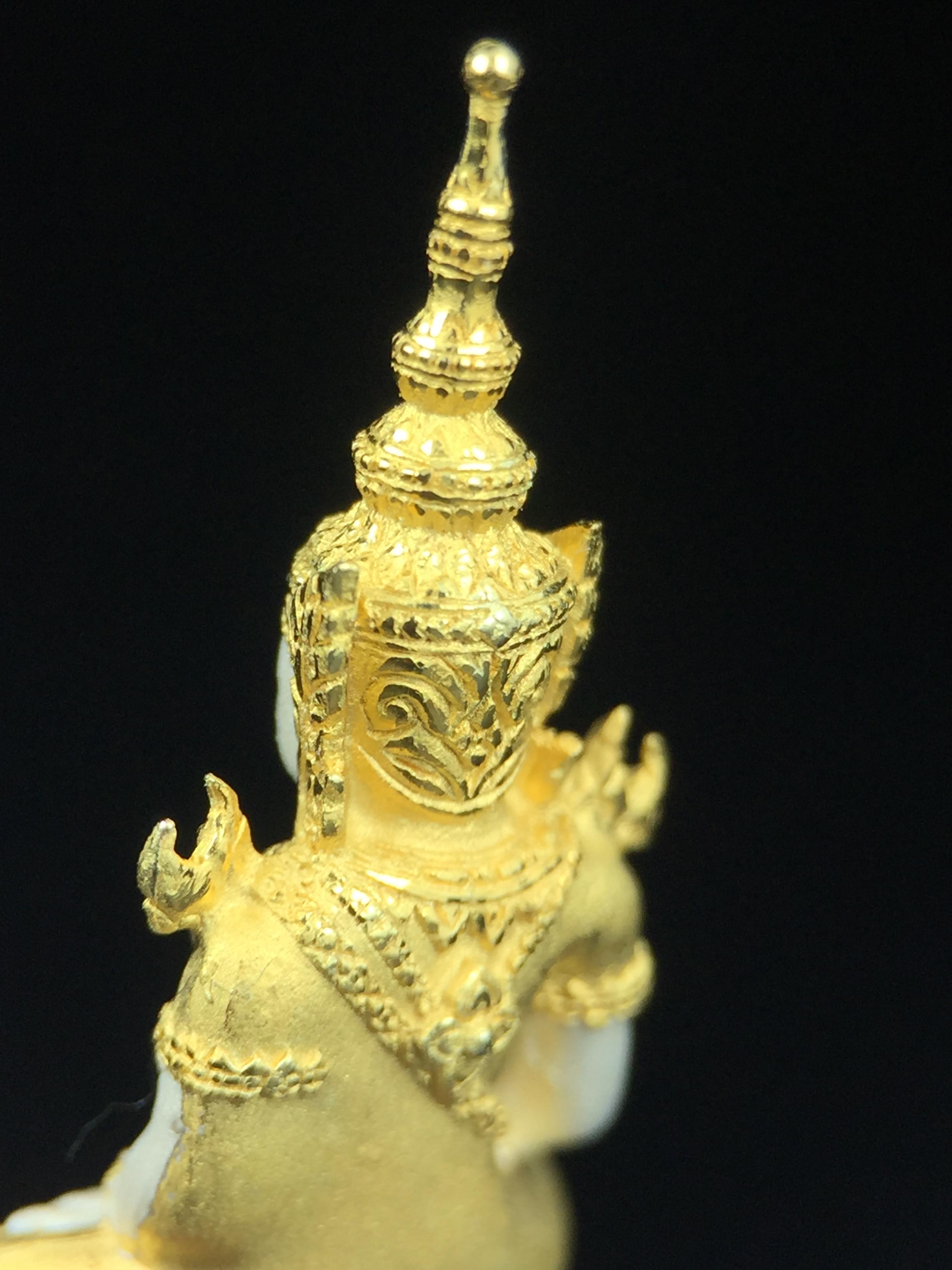 พระแก้วมรกต ภปร. ปี2547 จัดสร้างโดย รพ.ภูมิพลฯ เนื้อเงิน (3 กษัตริย์)ลอยองค์ หน้าตัก 1/2 นิ้ว งดงามทรงคุณค่าอีกหนึ่งรุ่นยอดนิยม หายาก