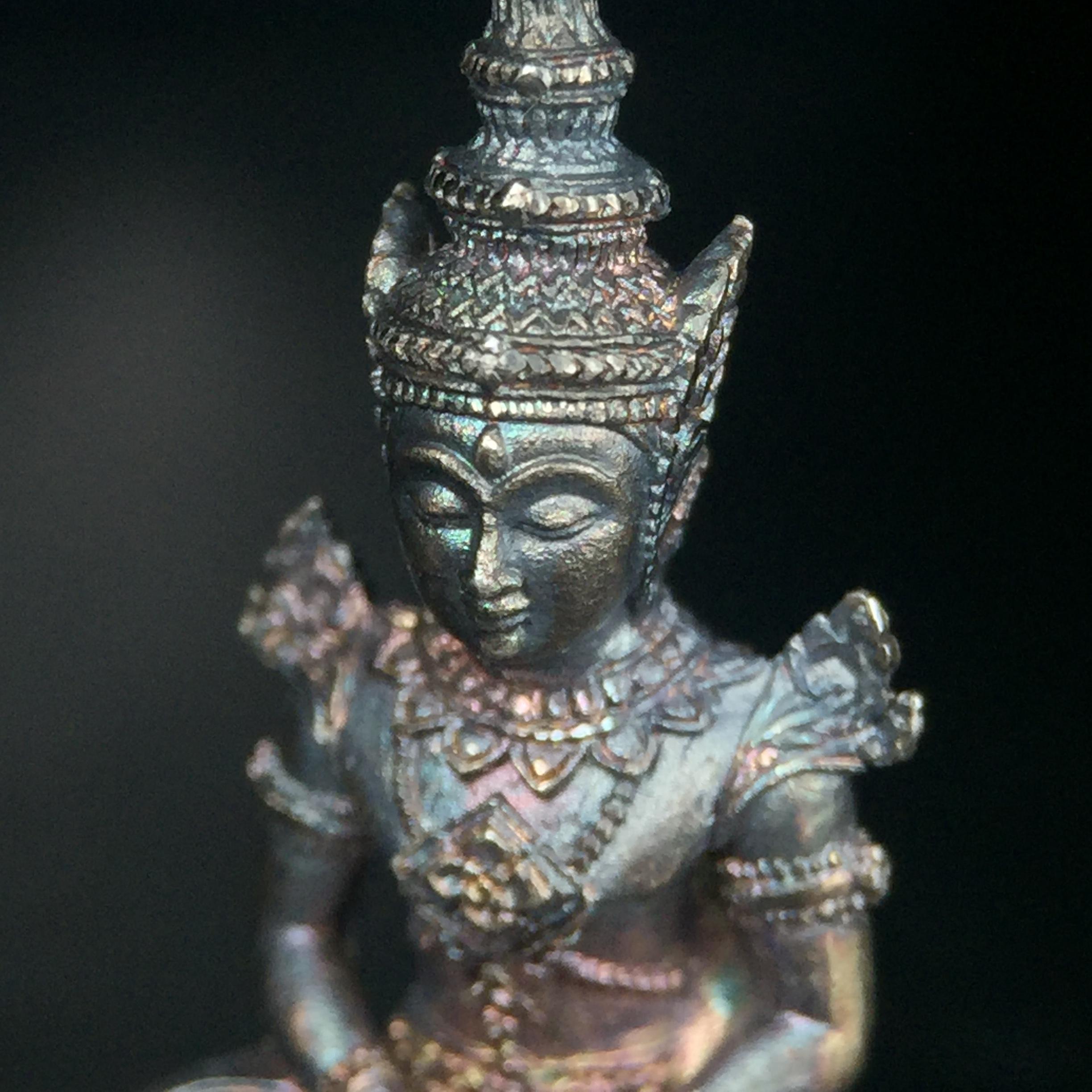 พระแก้วมรกต กรมสรรพสามิตจัดสร้างขึ้นเนื่องในโอกาสครบรอบ 64 ปีของกรมสรรพสามิต และเนื่องในวโรกาสที่พระบาทสมเด็จพระเจ้าอยู่หัวทรงครองราชย์ครบ50ปีเมื่อ พ.ศ.2539 เนื้อเงินทรายนวลขัดเงา(ผิวเดิมๆขึ้นสีรุ้งธรรมชาติสวย(สเน่ห์พระเนื้อเงินสีสันที่ธรรมชาติสรรค์สร้าง)