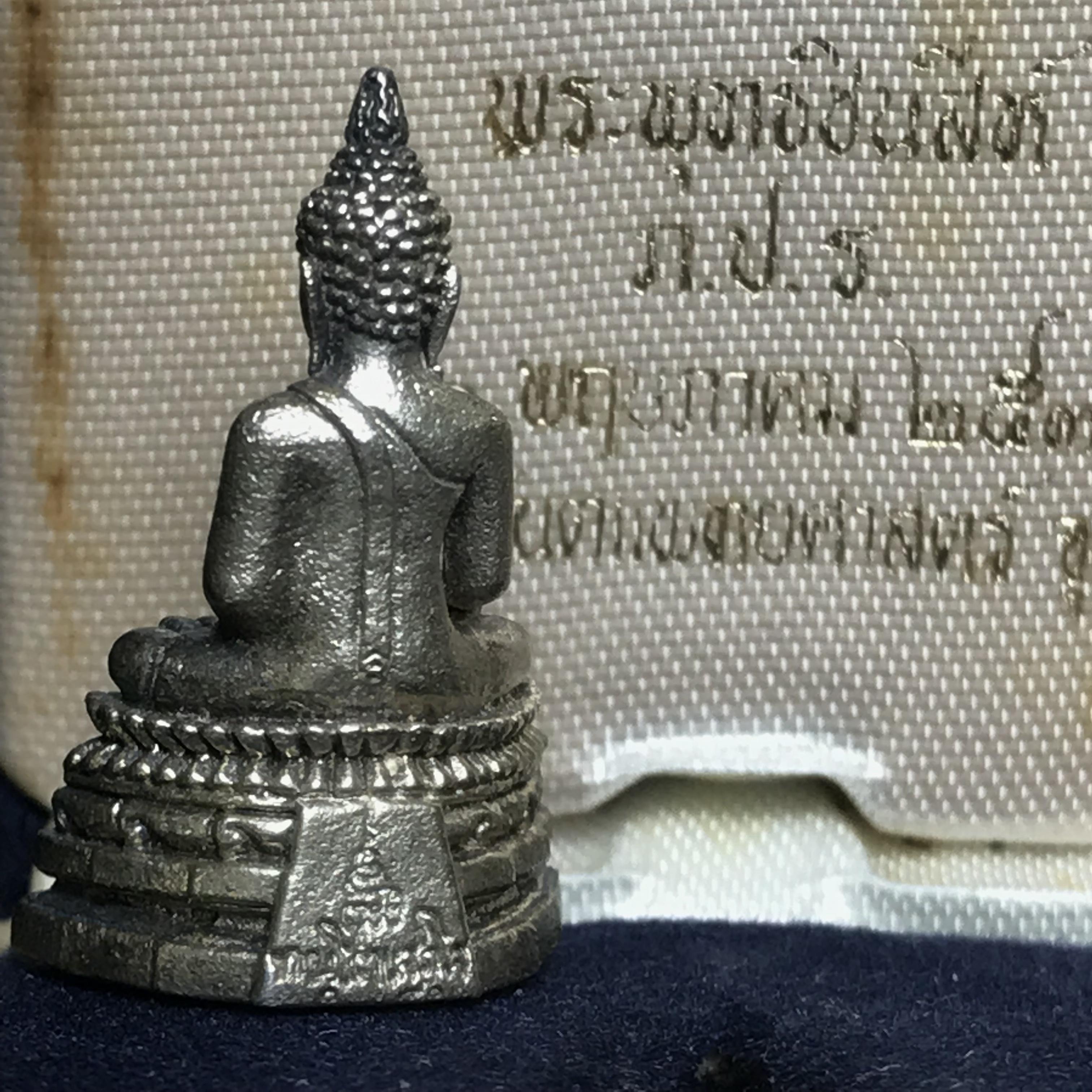 พระกริ่งพระพุทธชินสีห์ ภปร ทันโตเสฏโฐ ปี 2533 เนื้อเงิน (วัตถุมงคลหนึ่งเดียวที่บรรจุพระทนต์(ฟัน)ในหลวงรัชกาลที่9 พระราชทานให้จัดสร้าง)(1ใน1999องค์)