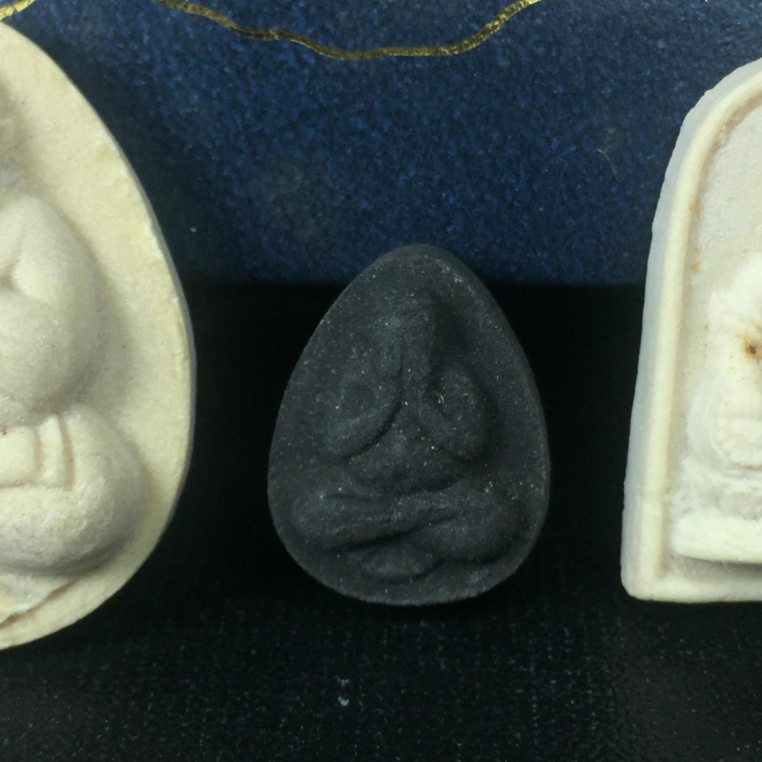 พระปิดตา รุ่นแรก ชุดกรรมการ ชุดมงคลการบำเพ็ญกุศลอายุครบ 6 รอบ(72 พรรษา) สมเด็จพระญาณสังวร วัดบวรนิเวศวิหาร วันที่ 2-3 ตุลาคม 2528 (1ชุดประกอบด้วยพระเนื้อผง 4 รายการ)ชุดกรรมการพร้อมกล่องบรรจุเดิมครบสมบูรณ์(หายาก)