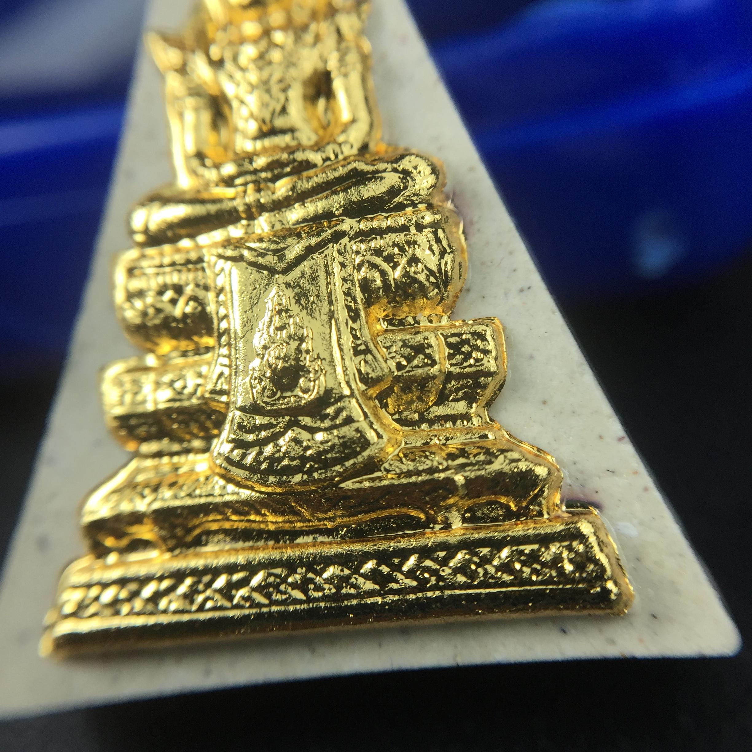 พระแก้วมรกต(จำลอง)ทรงเครื่องฤดูร้อน พระผงบูชา ด้านหน้าปิดทอง ด้านหลังตราสัญลักษณ์ฉลองสิริราชสมบัติครบ 60ปี เนื้อเงินขึ้นสีรุ้งธรรมชาติสร้างสรรค์งดงาม(รุ่นนี้ได้พระราชทานเส้นพระเจ้า(เส้นผม)รัชกาลที่9ในการจัดสร้าง)