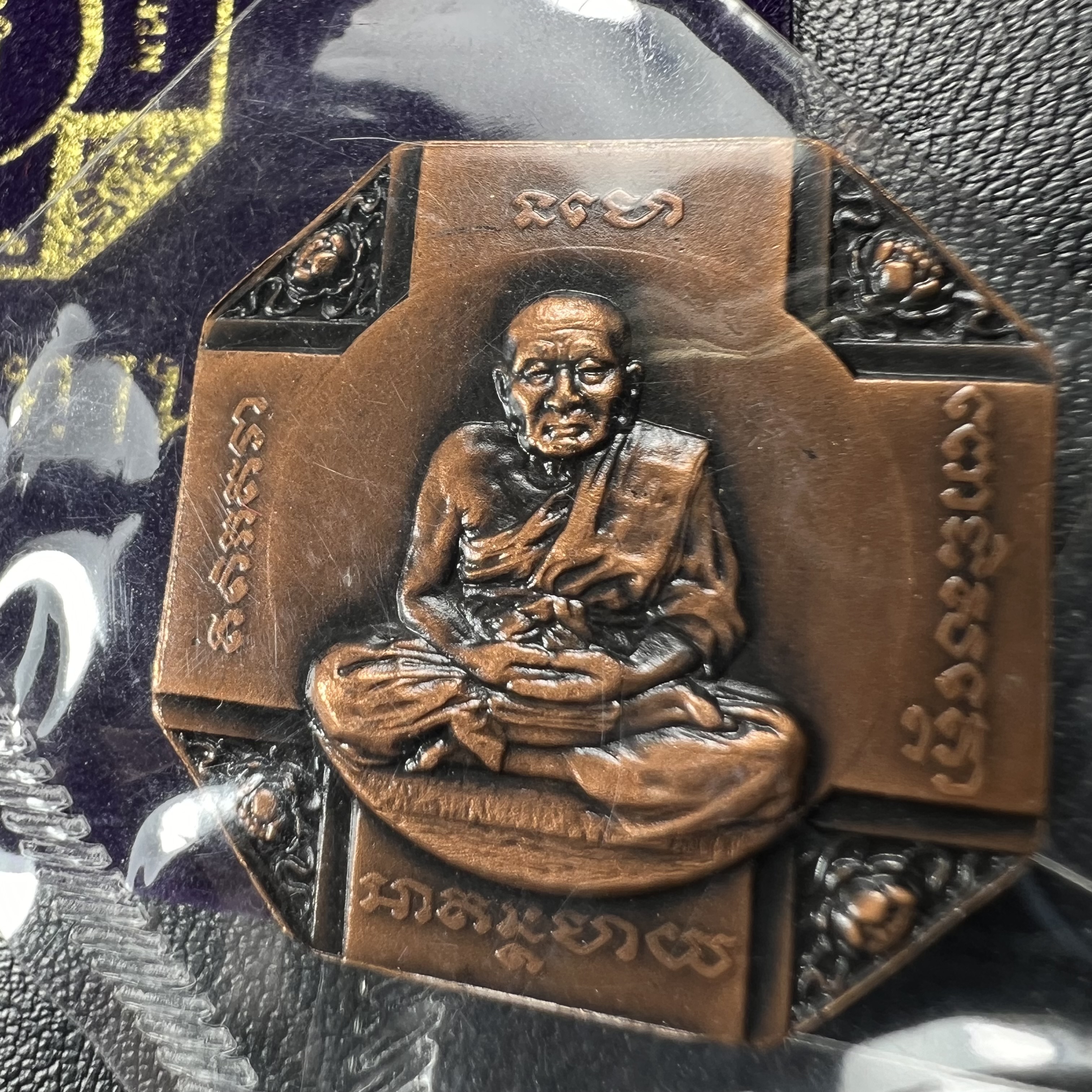 เหรียญหลวงพ่อทวด รุ่นสมเด็จเจ้าฟ้ามหาจักรี 48พรรษา โดยสภากาชาดไทย ปี2546 เหรียญบรอนซ์พ่นทราย(เพื่อพระราชทานตามพระราชอัธยาศัย) ขนาด 2.8 ซม.พร้อมซีนซองถุงบรรจุเดิมครบสวยงาม(เหรียญจัดสร้างเนื้อพิเศษเป็นรูปแบบพระราชทาน ไม่มีในรายการสั่งจอง หายาก)