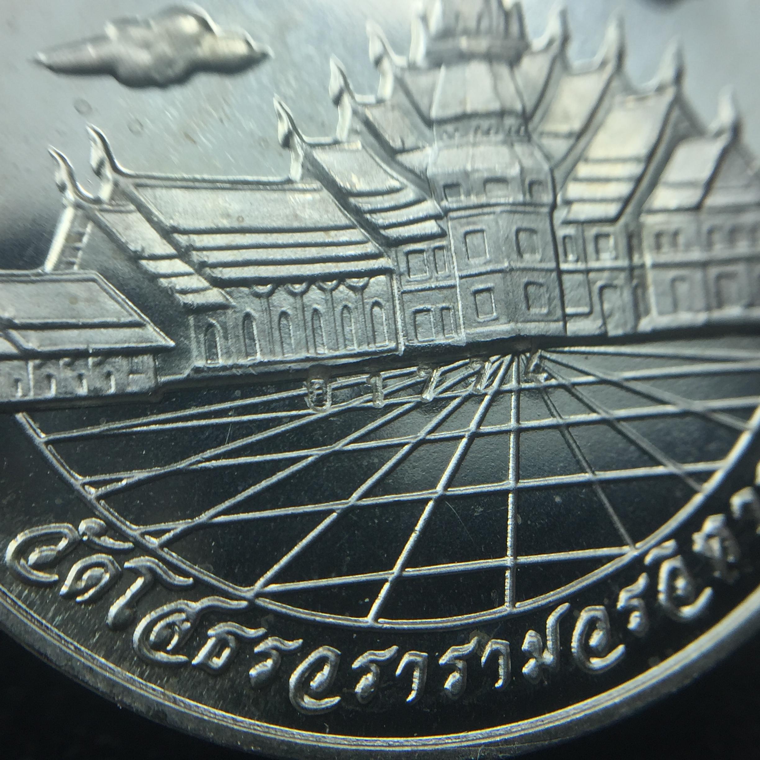 พระพุทธโสธร ภปร. รุ่นย้อนยุค สร้างพระอุโบสถ สมาคมชาวฉะเชิงเทรา จัดสร้าง ปี 2539 วโรกาสครองสิริราชสมบัติครบ 50 ปี เนื้อเงิน เหรียญปั้มด้านหน้า ภปร. ด้านหลัง พระอุโบสถ ขนาด 2.5 ซม.เนื้อเงิน(ผิวเดิม) พร้อมกล่องบรรจุและใบรับรองเดิมครบสมบูรณ์