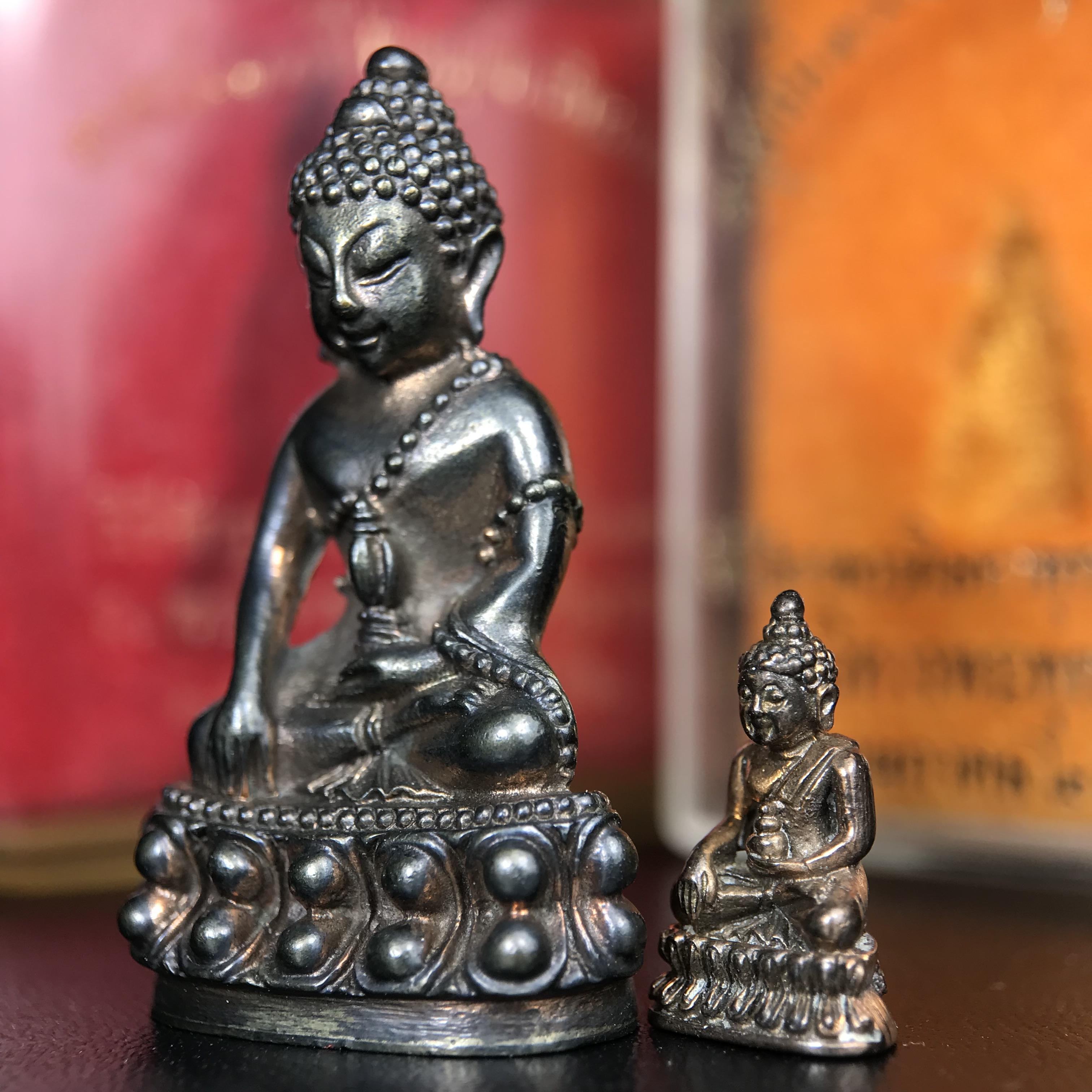 พระกริ่งนเรศวรพระองค์ดำ + พระชัยวัฒน์พระองค์ดำ อนุสรณ์ 100 ปี พิษณุโลกพิทยาคม (โรงเรียนชาย) พิธีจักรพรรดิมหาพุทธาภิเษก ปี 2542 เนื้อนวโลหะ(เต็มสูตรแก่ทองคำ) พิธีใหญ่มวลสารดีเกจิอาจารย์ยอดนิยมร่วมปลุกเสก*** ตอกโค้ดและหมายเลข*** 1 ใน 4999 องค์ ยอดนิยมหายาก