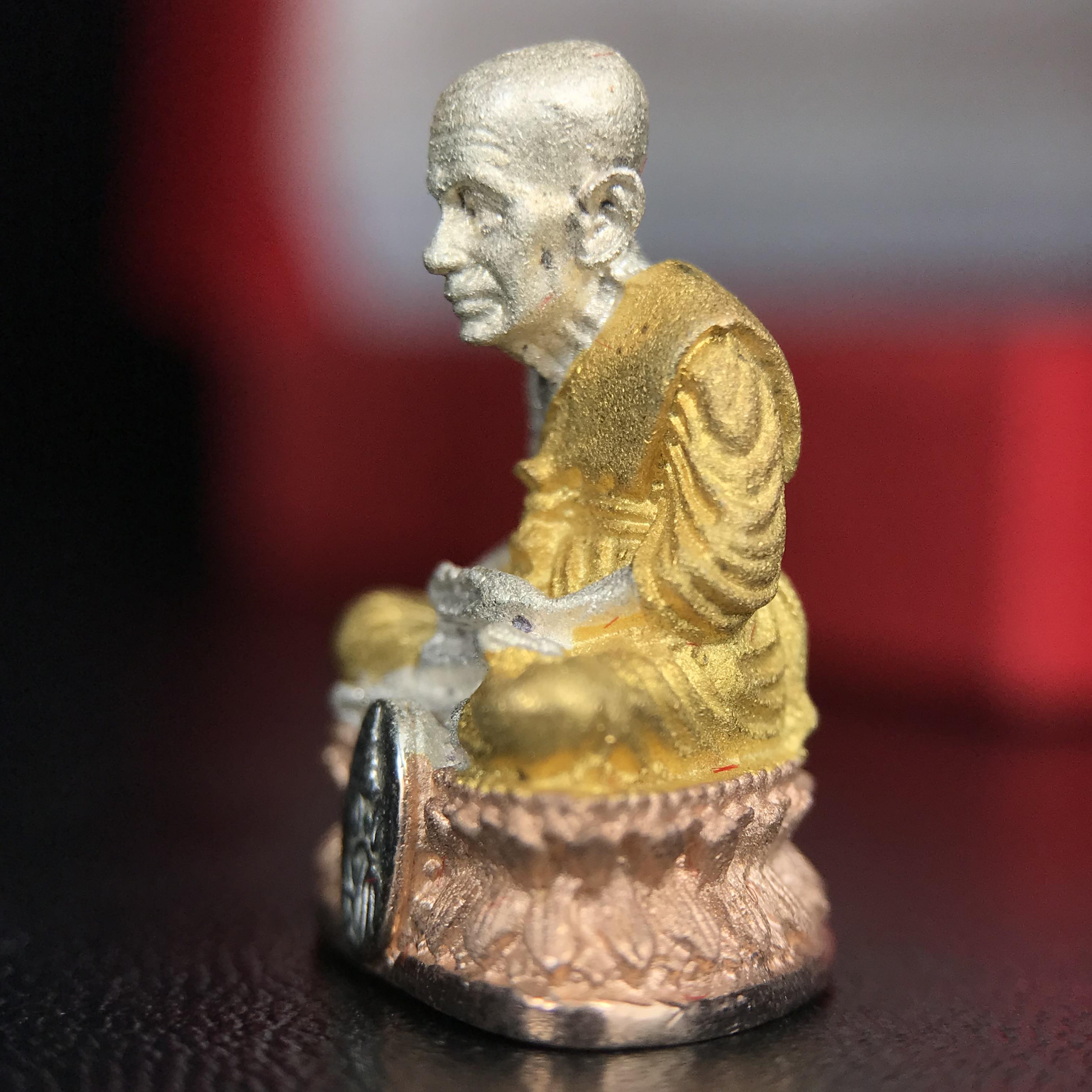 สมเด็จหลวงปู่ทวด วัดช้างให้ รุ่น เฉลิมพระเกียรติ ตราสัญลักษณ์ มวก. พิมพ์ลอยองค์เนื้อเงิน-สามกษัตริย์ ปี 2544 พิธีพุทธาภิเษกใหญ่ ณ อุโบสถวัดช้างให้และอุโบสถวัดพระศรีรัตนศาสดาราม ( วัดพระแก้ว )โดยนิมนต์เกจิชื่อดังสายใต้ทั้งหมดจำนวน 108 รูป