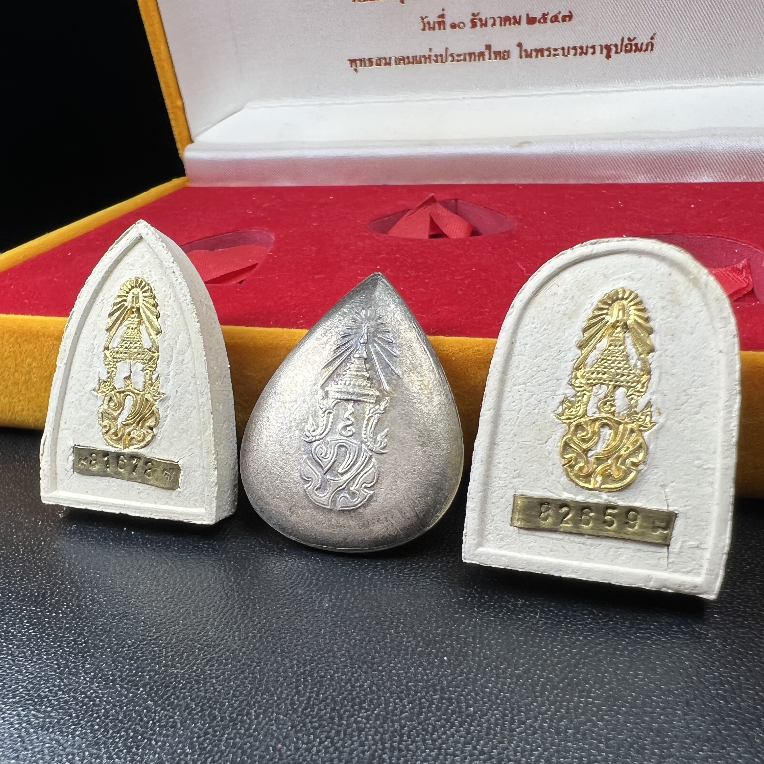 พระหลวงปู่ทวด ภปร.ปี2547 (เนื้อพิเศษกรรมการ)ทรงกลีบบัวและทรงกลีบขนุน เนื้อผงสมเด็จฯ(โรยผงตะไบ ชนวนเก่า) พร้อมเหรียญพระพุทธสิหธรรมมงคล ภปร. ทรงหยดน้ำ เนื้อเงินแท้ กล่องบรรจุเดิมครบ(1ชุด 3 องค์)(หายาก)