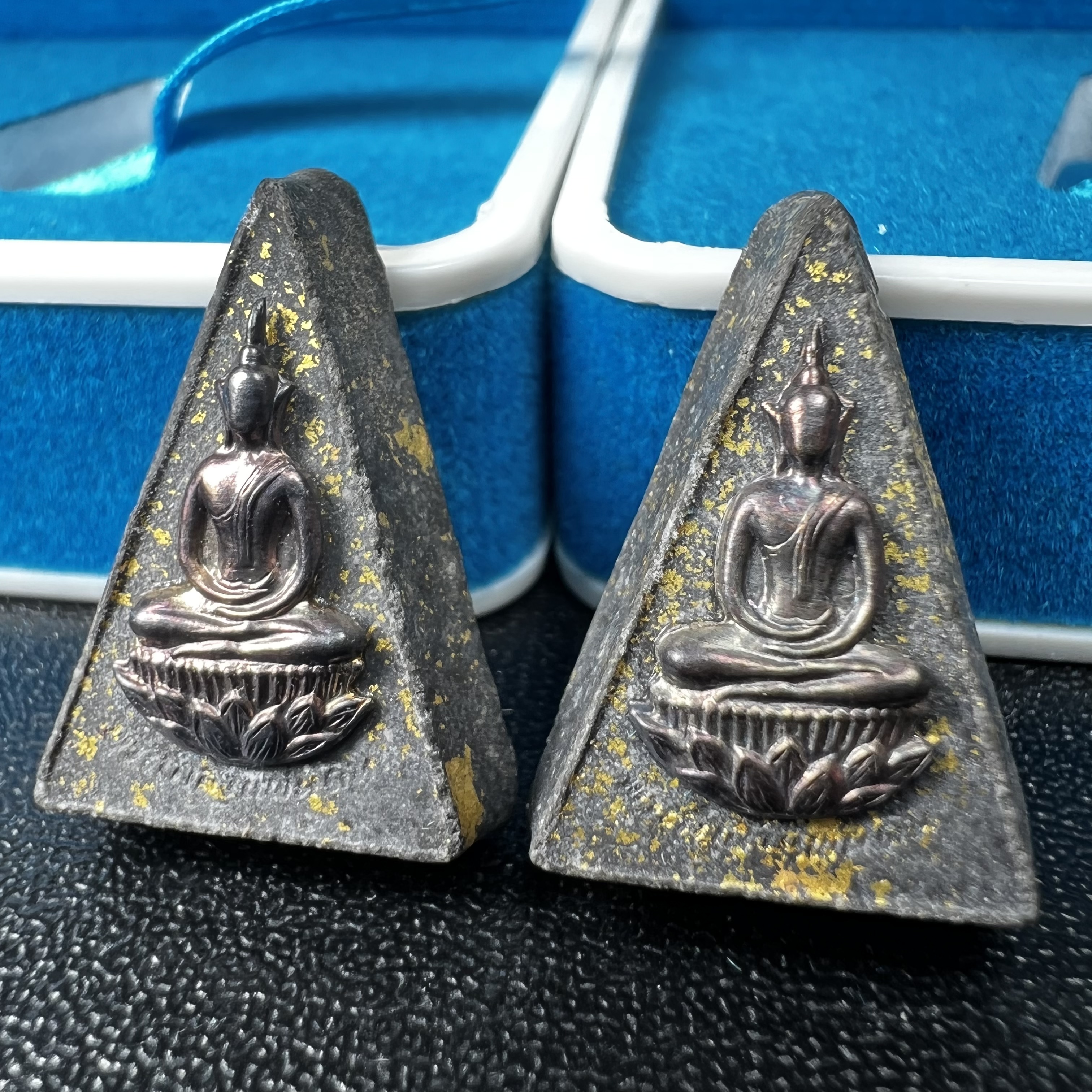 พระกำลังแผ่นดิน พระราชทาน วัดบวรนิเวศวิหาร ปี2539 พิมพ์เล็กหน้ากากเงิน (ในหลวง รัชกาลที่ 9 พระราชทานมวลสารจิตรลดา)นิยมหายาก