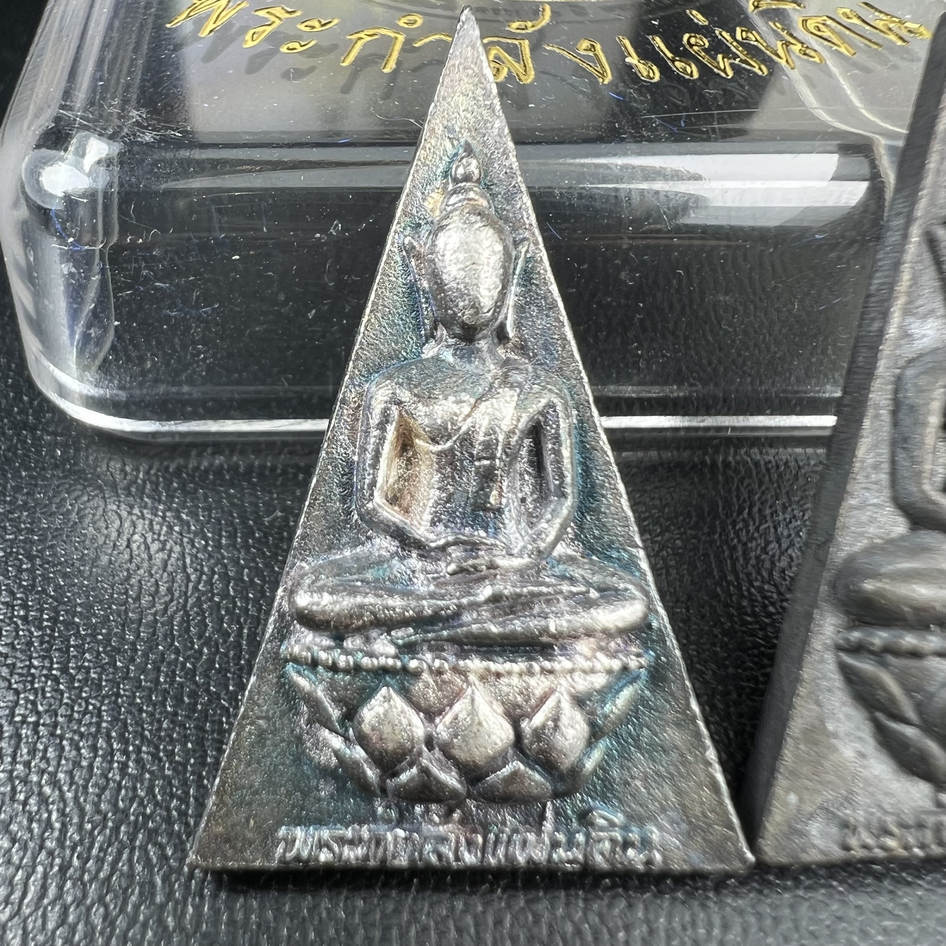 พระกำลังแผ่นดิน (สมเด็จจิตรลดา2) จัดสร้างเฉลิมพระเกียรติ ร.9 ครองราชย์ 50 ปี 2539 เนื้อเงิน(ผิวเดิมกลับดำ รุ้งๆสวย)+เนื้อนวโลหะ(สร้างน้อยหายาก)พร้อมกล่องบรรจุเดิมครบสมบูรณ์(1ใน2539องค์)