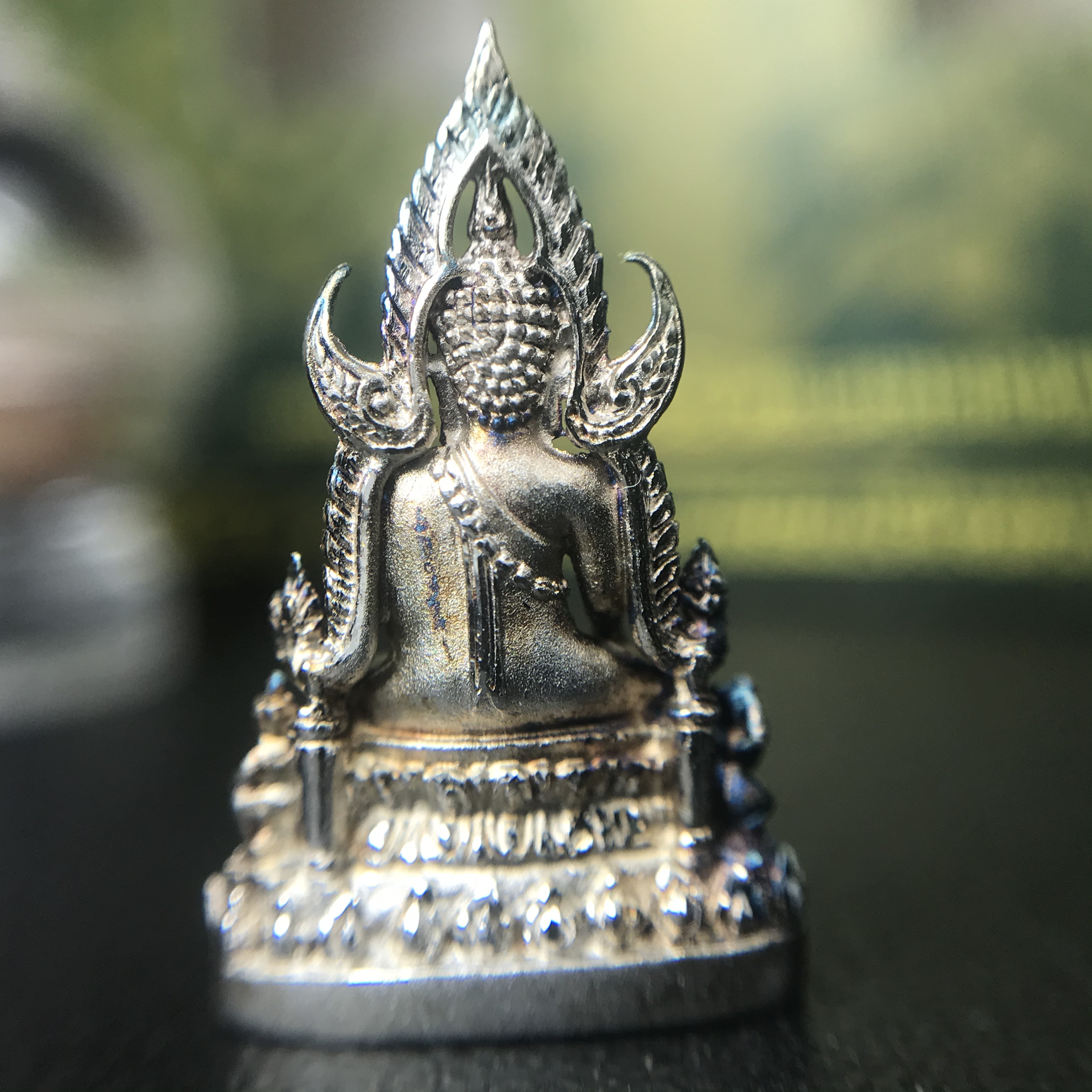 พระพุทธชินราช(จำลอง) ภปร. 84 พรรษา เนื้อเงินชุบทองคำขาว พิมพ์เล็กขนาดหน้าตัก 1/4 นิ้ว (สภาพผิวเดิมสวย ขึ้นสีรุ้งธรรมชาติ แบบนิยม)(พระราชทานมวลสาร จิตรลดาและเส้นพระเจ้า(เส้นผม))