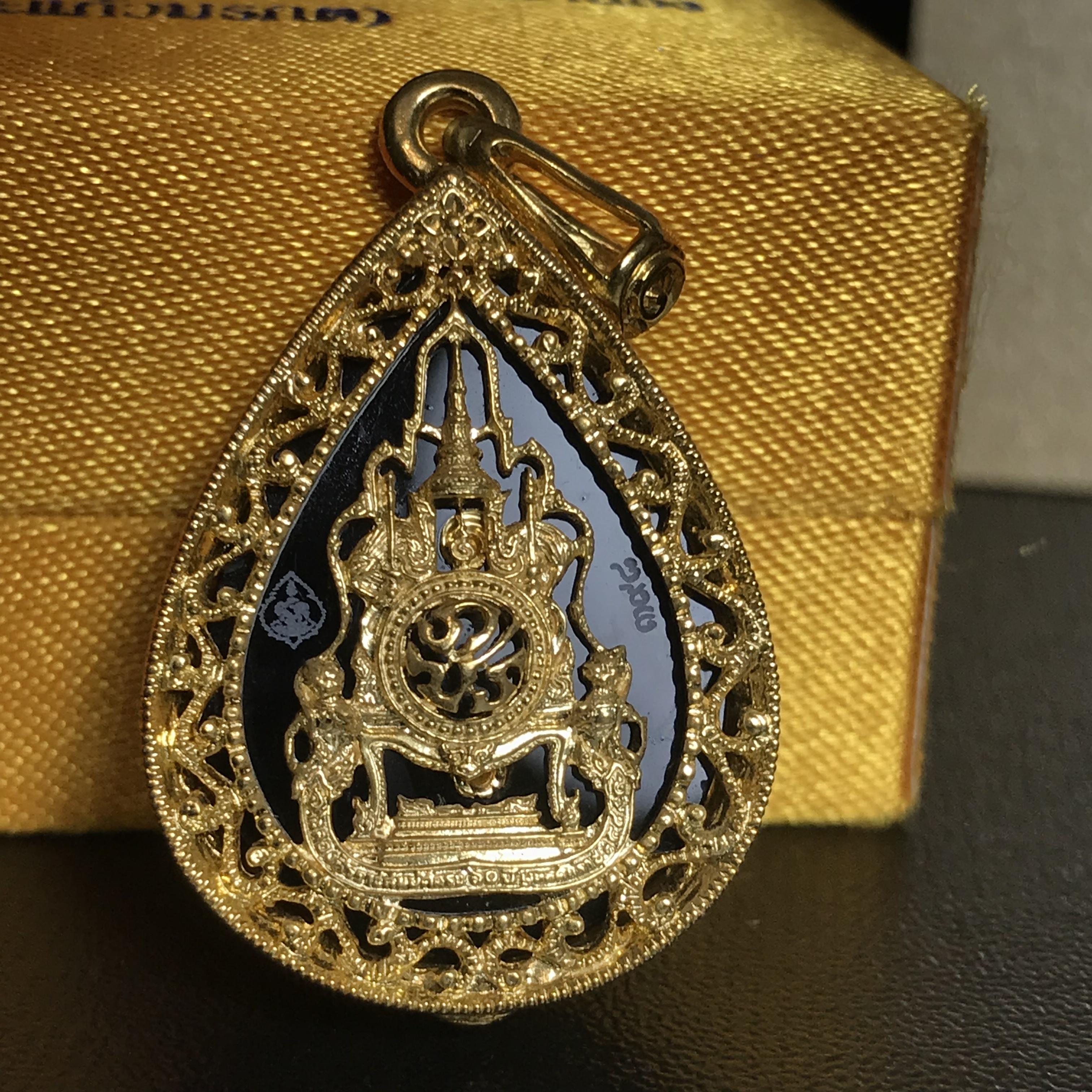 เหรียญพระแก้วมรกต(จำลอง)ทรงเครื่องฤดูร้อนแบบหยดน้ำ เนื้อทองคำ ด้านหลังตราสัญลักษณ์ฉลองสิริราชสมบัติครบ 60 ปี(1ใน1999องค์)(หายากมาก)