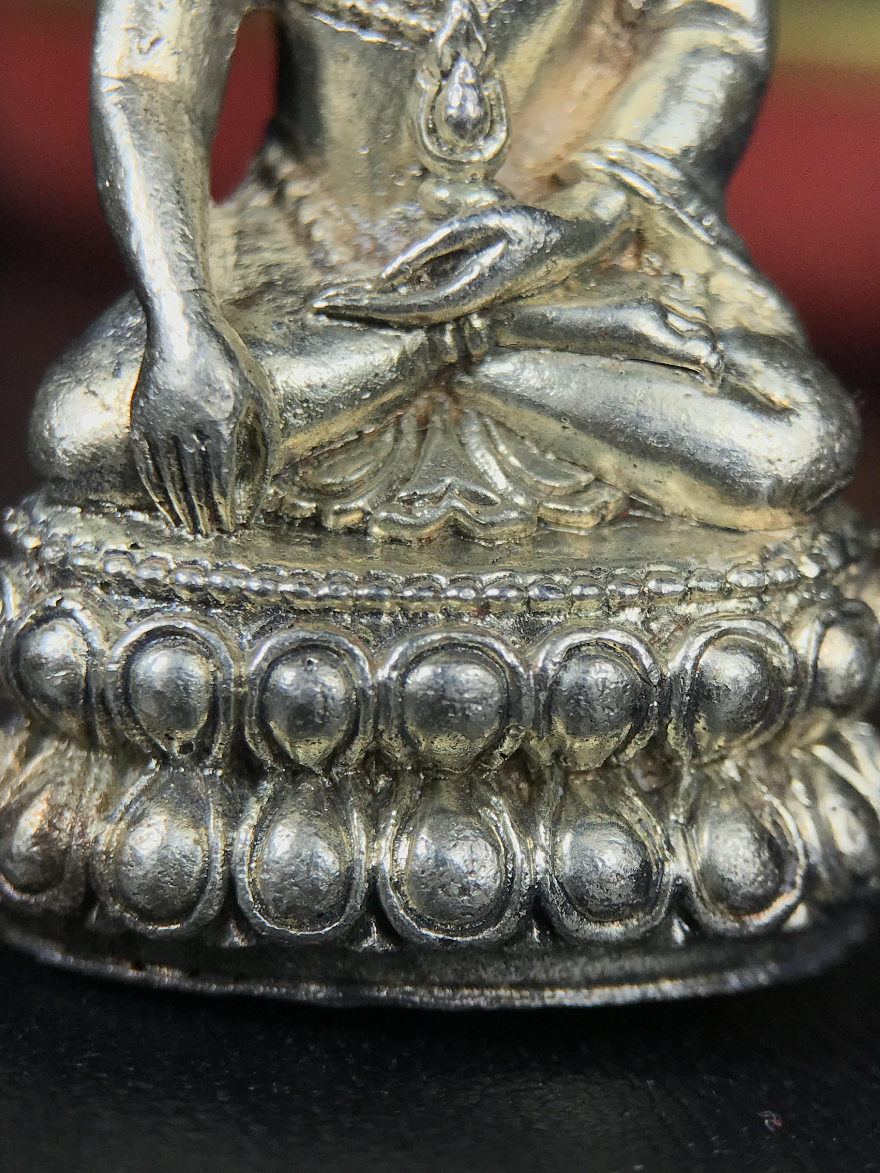 พระกริ่งฉลองพระชนมายุครบ 7 รอบ 84 พรรษา สมเด็จพระสังฆราช(วาสน์) วัดราชบพิธ พ.ศ.2525 เนื้อเงิน ผิวเดิมขึ้นน้ำทองสภาพสวยมาก ในกล่องชุดพิเศษกรรมการ พร้อมพระชัยวัฒน์ เนื้อนวโลหะ ครบชุดสมบูรณ์(งานแกะแม่พิมพ์โดย นายช่างเกษม มงคลเจริญ)(หายาก)