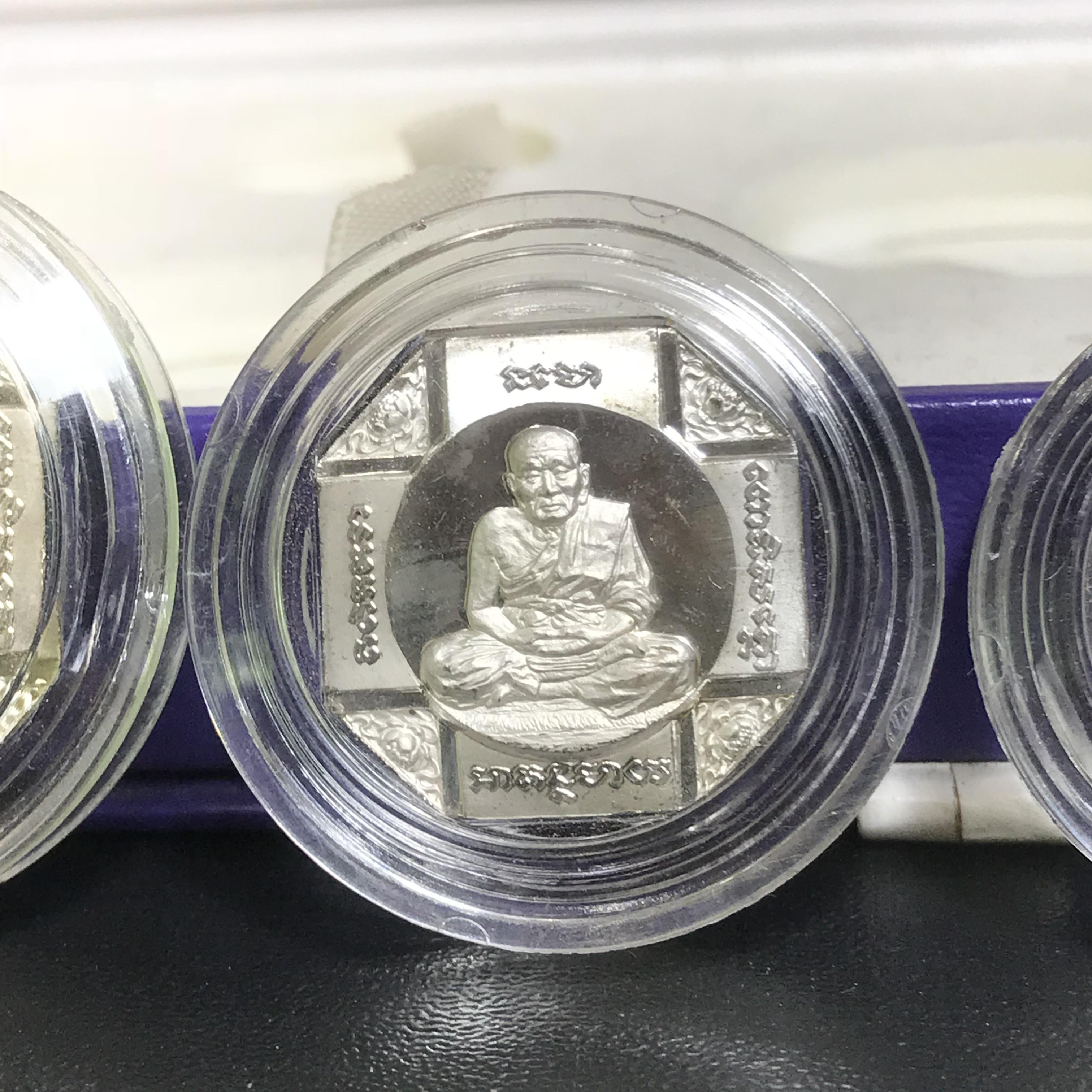 เหรียญหลวงพ่อทวด รุ่นสมเด็จเจ้าฟ้ามหาจักรี 48พรรษา โดยสภากาชาดไทย ปี2546 ชุดเหรียญเนื้อเงิน4ขนาด ครบชุดหายาก