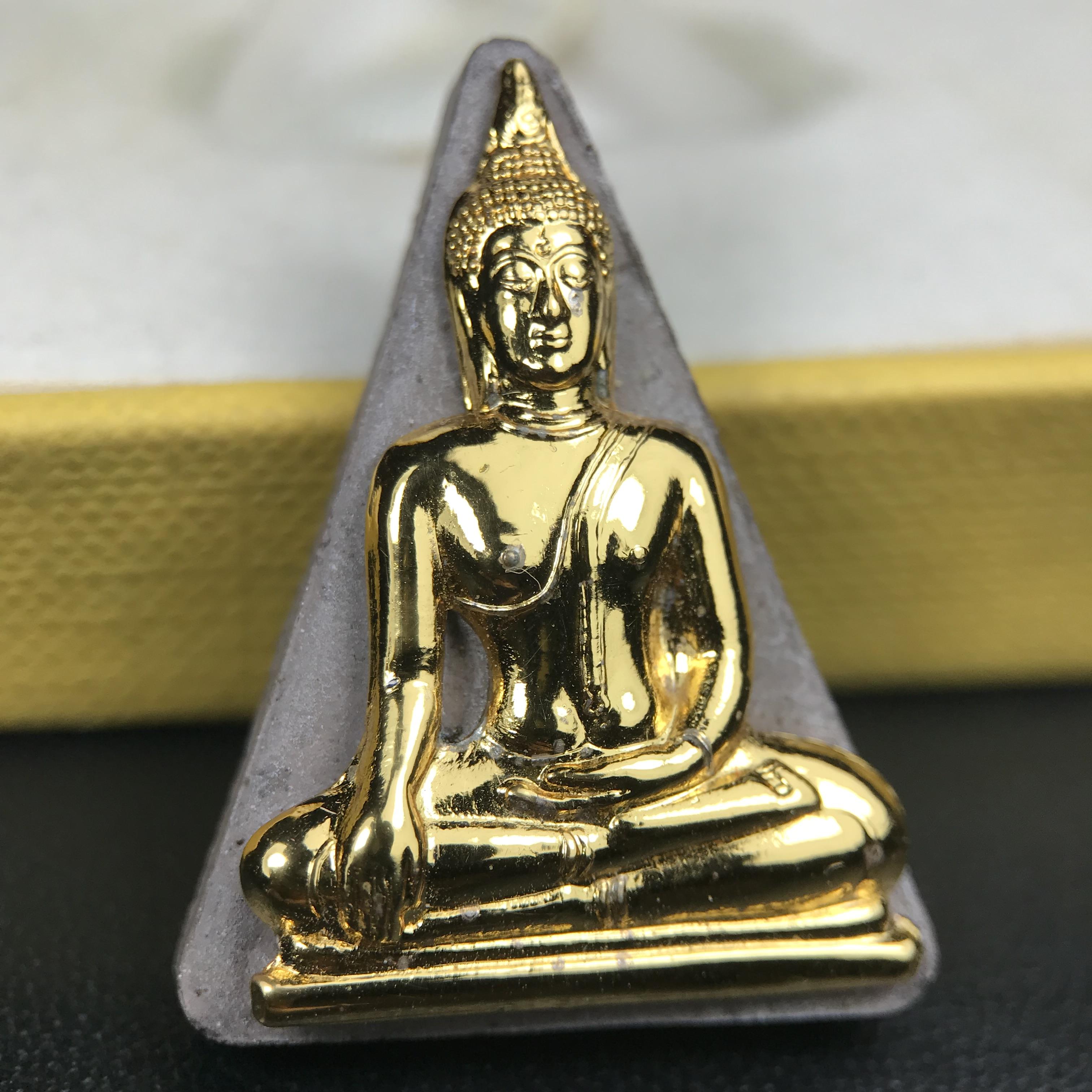 พระพุทธมหาสุวรรณปฏิมากร (หลวงพ่อทองคำ) หลังตรามหามงคลเฉลิมพระชนมพรรษา 80 พรรษา รัชกาลที่9 วัดไตรมิตรวิทยาราม กรุงเทพฯ ปี 2550 พระพิมพ์หน้าทองคำ(หายาก 1 ใน 999 องค์)