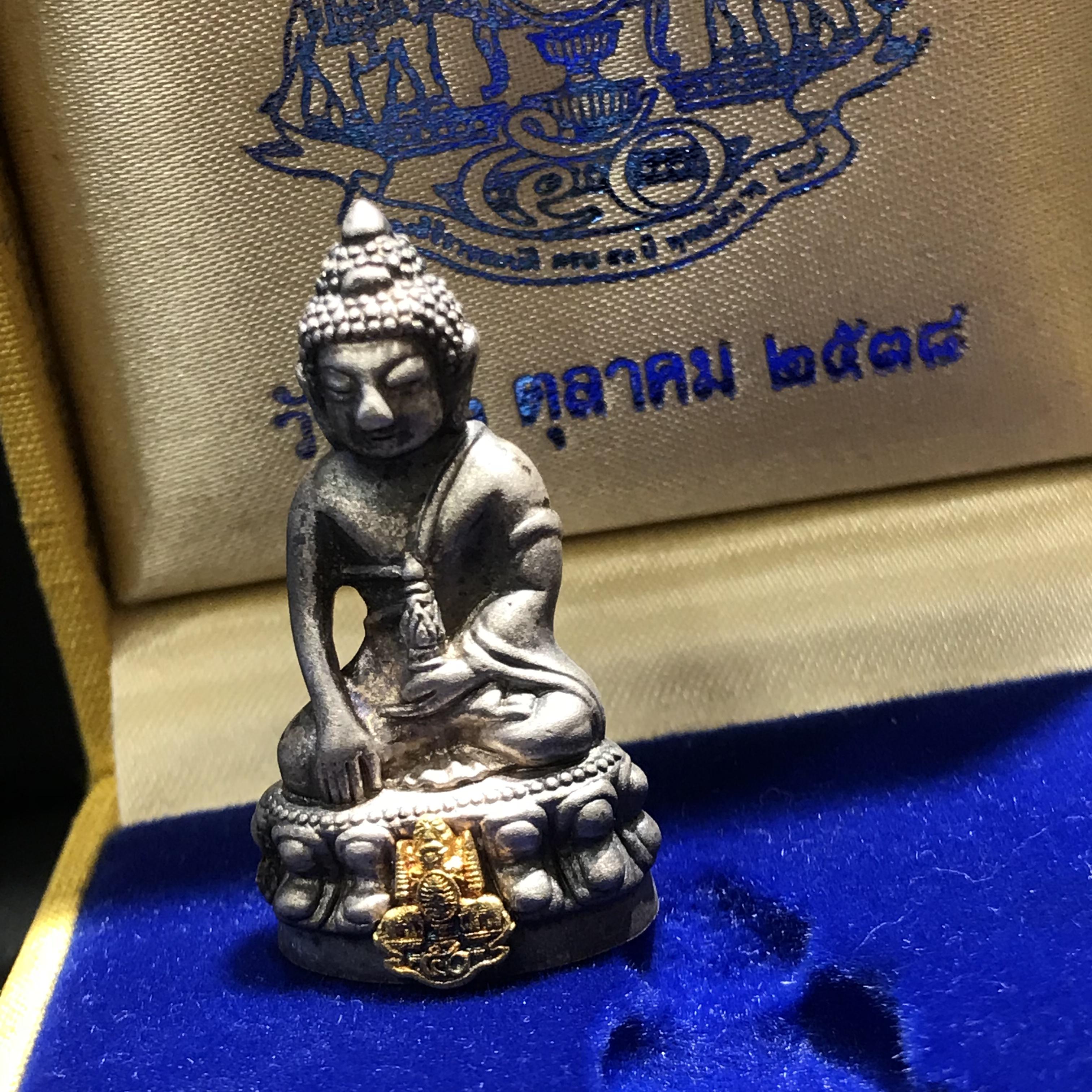 พระกริ่งสมเด็จญาณ โค๊ตช้าง เนื้อเงินบริสุทธิ์ 92.5% ตรากาญจนาภิเษกทองคำแท้ แจกวันเกิด 3 ตุลาคม 2538(หายาก)