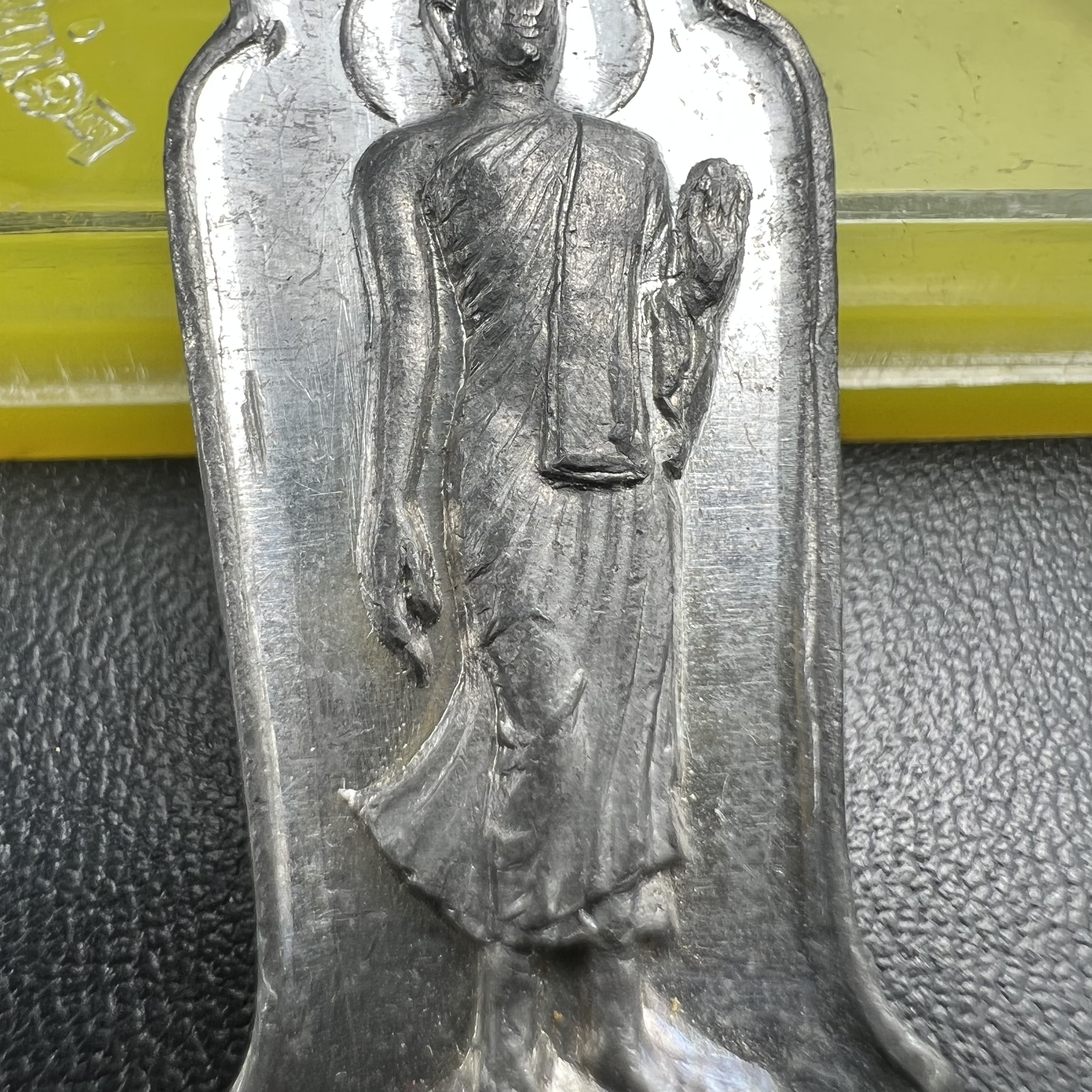 เหรียญพระลีลา 25 พุทธศตวรรษ ปี2500 เนื้อชินดีบุก(พิมพ์หางหงส์ บล็อกมีเขี้ยว)(พระดี พิธีใหญ่ ในหลวง ร.9 เสด็จร่วมพิธี)