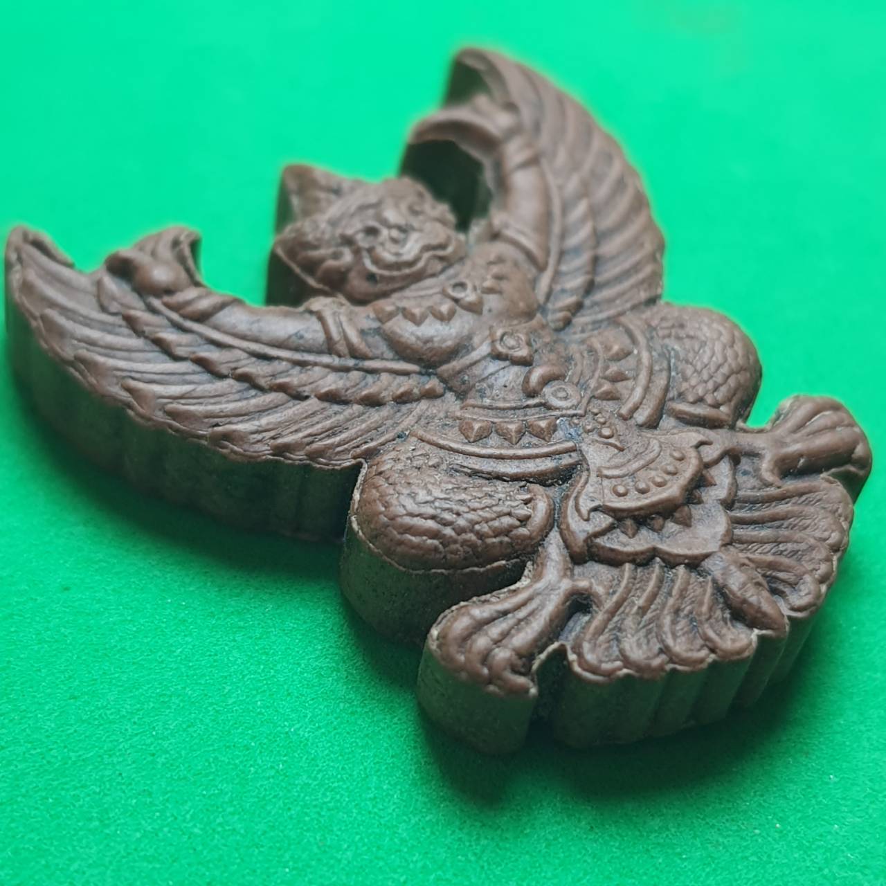 พระเครื่อง พญาครุฑห้อยคอ เลี่ยมกรอบ รุ่น รุ่งเรือง อำนาจ บารมี สีน้ำตาล ครุฑ จี้พญาครุฑ ครุฑบูชา