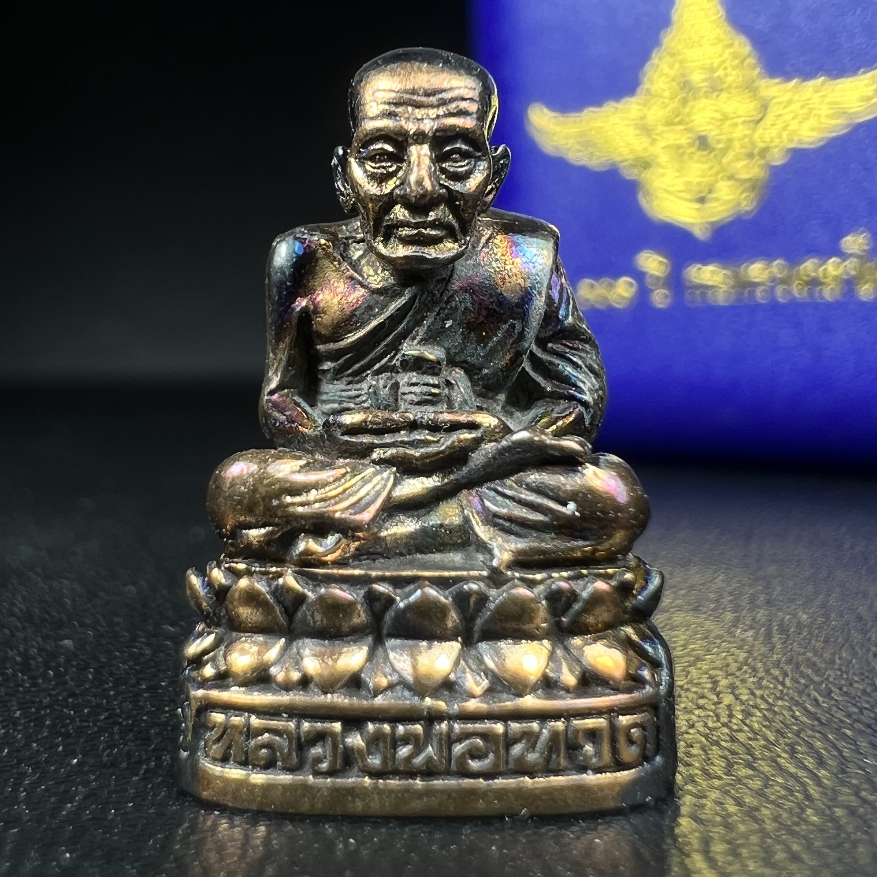 รูปเหมือนหล่อลอยองค์หลวงปู่ทวด รุ่น 111ปี กระทรวงกลาโหม เนื้อนวโลหะรมดำ-ปัดเงา ปี2540 พิธีใหญ่ เข้มขลัง นิยม พร้อมกล่องบรรจุเดิม(คัดสภาพสวยผิวเทพๆผิวรุ้งๆ)ทั้งพิธีทั้งพุทธศิลป์ทรงคุณค่าอีกหนึ่งรุ่นยอดนิยม