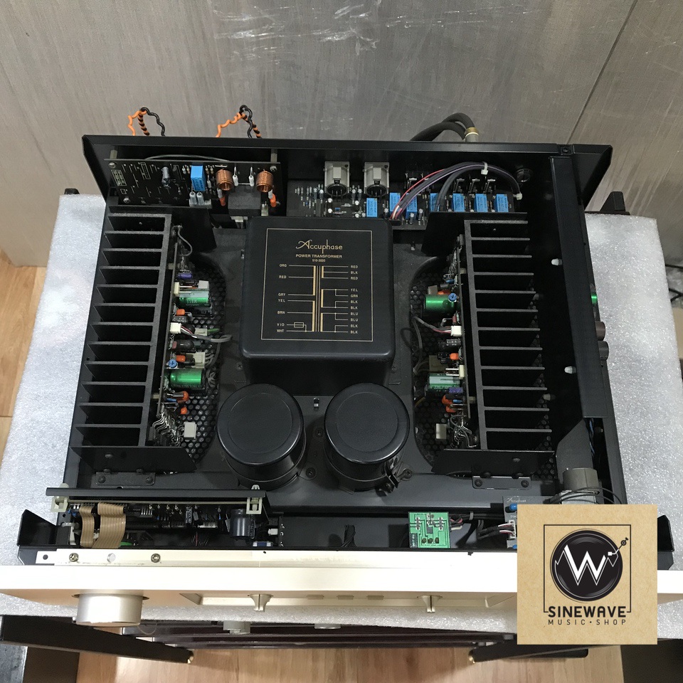 Integrated Amp ยี่ห้อ Accuphase รุ่น E-210 (Made in Japan) ไฟ 220Volts