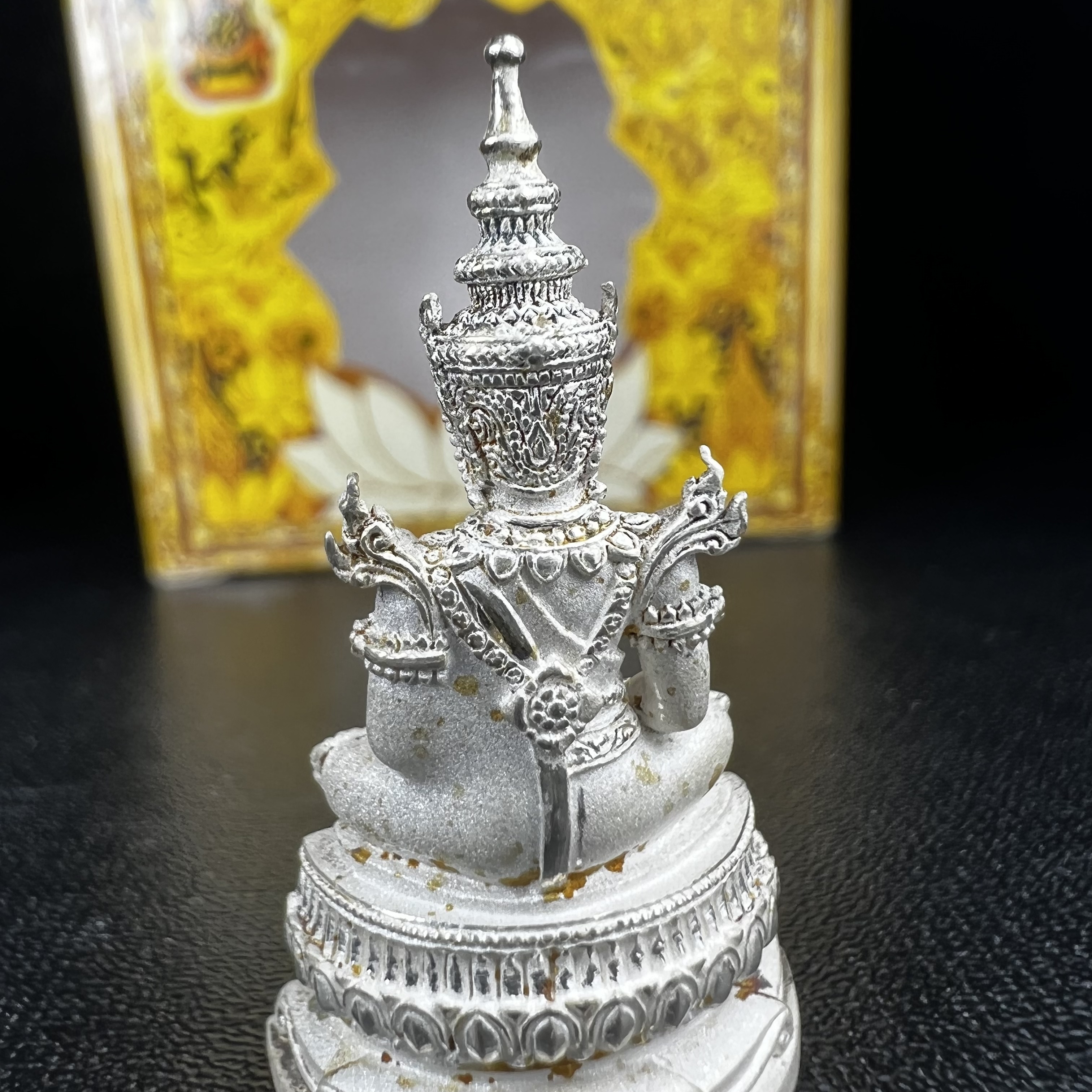 พระแก้วมรกต(จำลอง)ลอยองค์ ขนาดหน้าตัก 1/2 นิ้ว ทรงเครื่องฤดูร้อน เนื้อเงิน ตราสัญลักษณ์ฉลองสิริราชสมบัติ ครบ 60 ปี พ.ศ.2549(สภาพสวย ครบ สมบูรณ์))