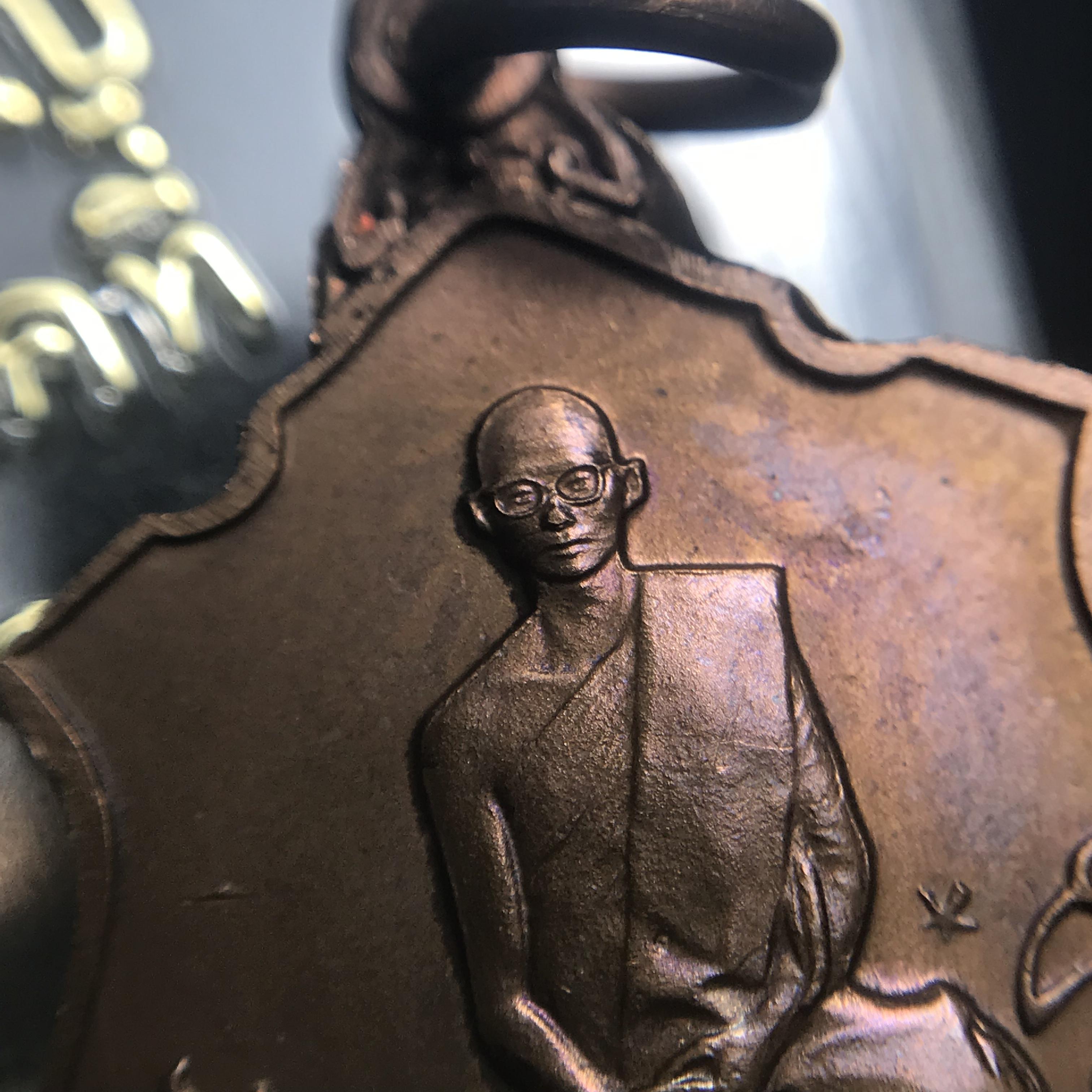 เหรียญในหลวงทรงผนวช-พระพุทธชินราช กองทัพภาคที่3จัดสร้าง ปี2517 เนื้อนวโลหะกล่องเดิม(สภาพคัดสวย)(หายาก)(ในหลวง ร.9 เสด็จในพิธี)(1ใน5000เหรียญ))